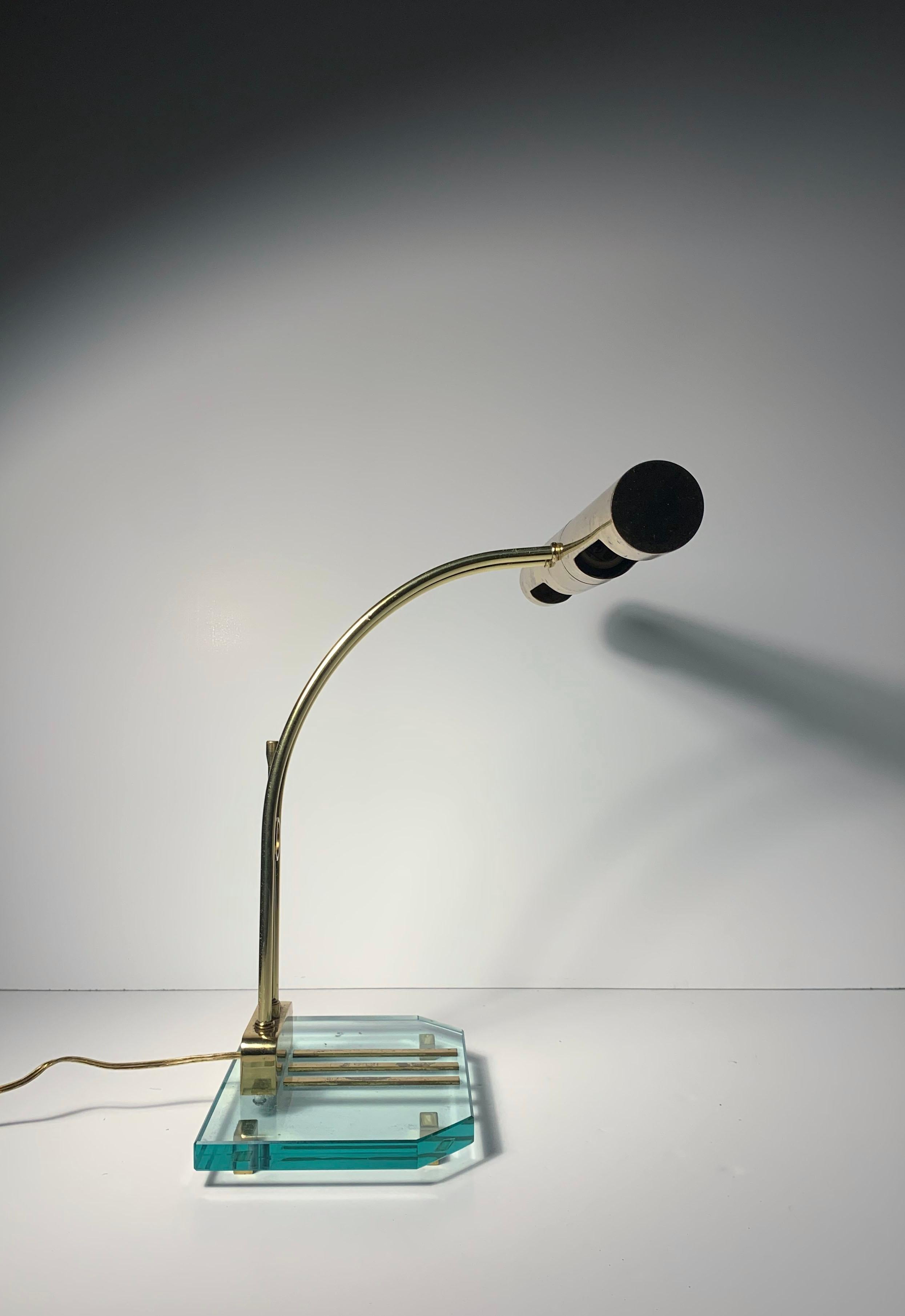 italien Lampe de bureau post-moderne élégante en vente