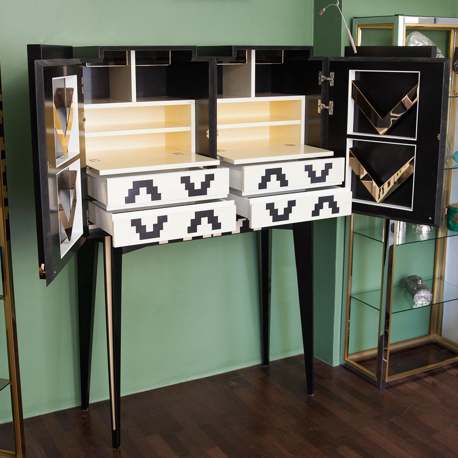 Elegant Post Modern Masterpiece Cabinet, Italy, 2000 In Good Condition For Sale In Munich, DE