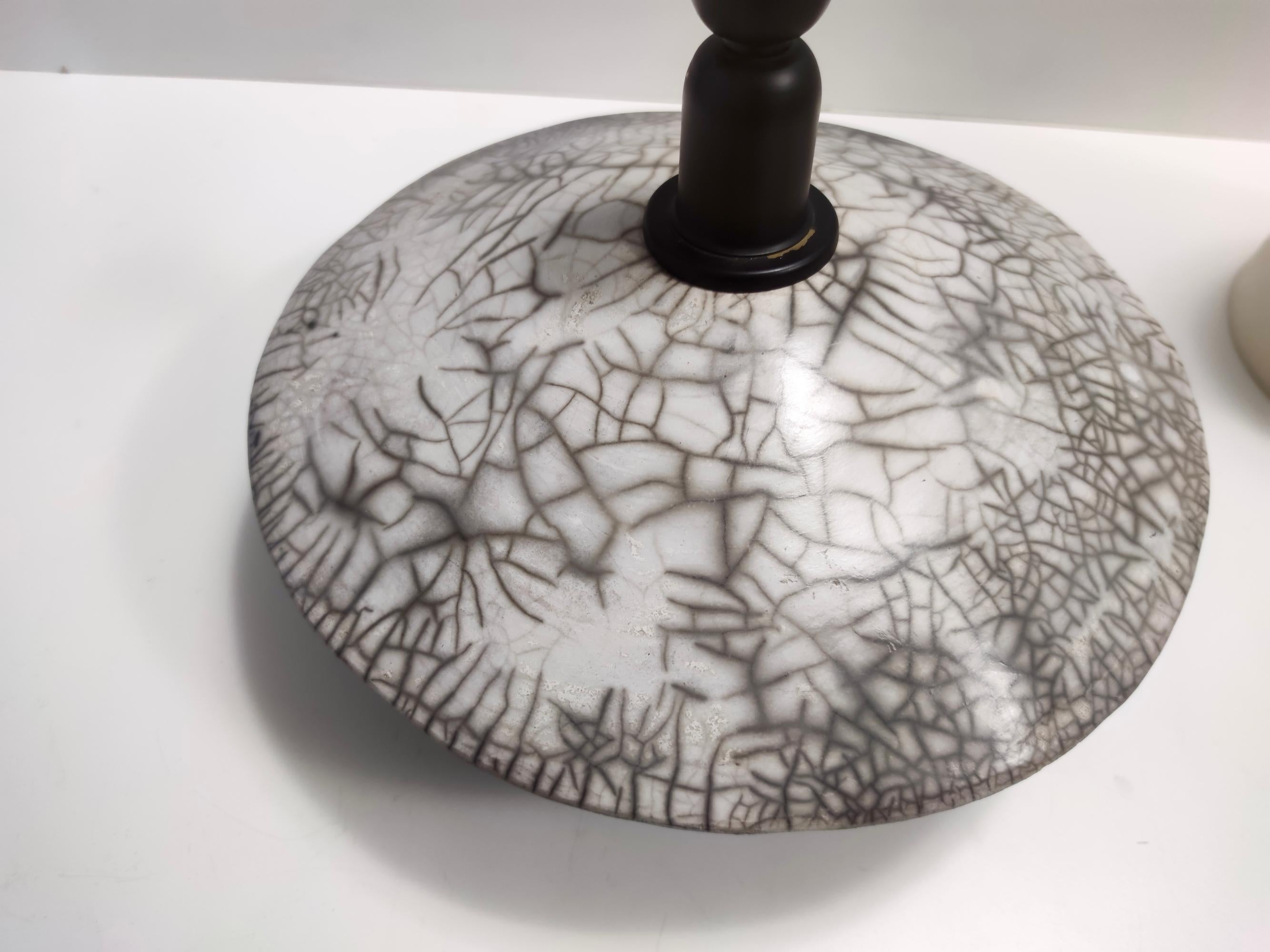 Elegante, postmoderne, handgefertigte Raku-Keramik-Tischlampe in Grau, signiert, Italien im Angebot 4