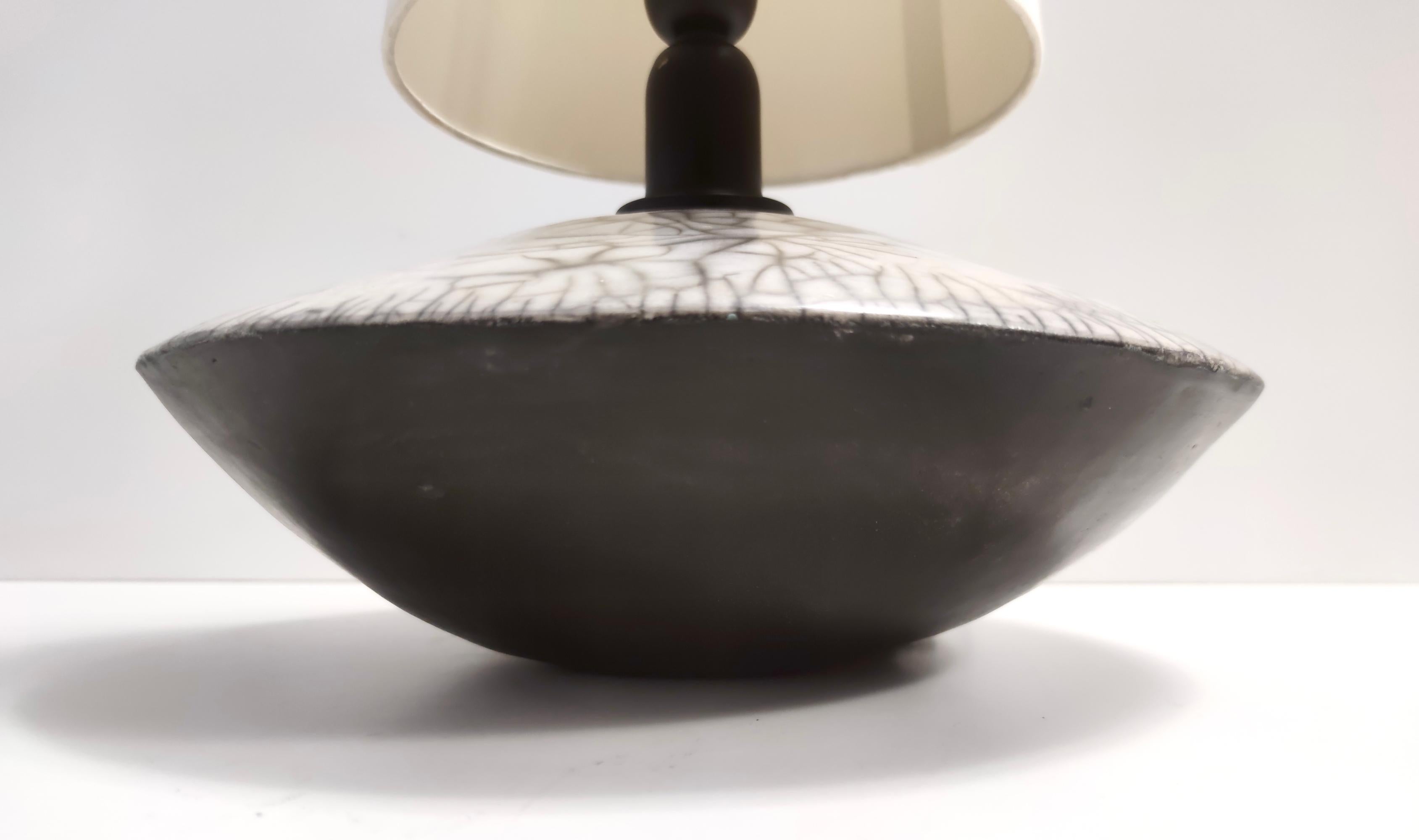 Elegante, postmoderne, handgefertigte Raku-Keramik-Tischlampe in Grau, signiert, Italien im Angebot 5