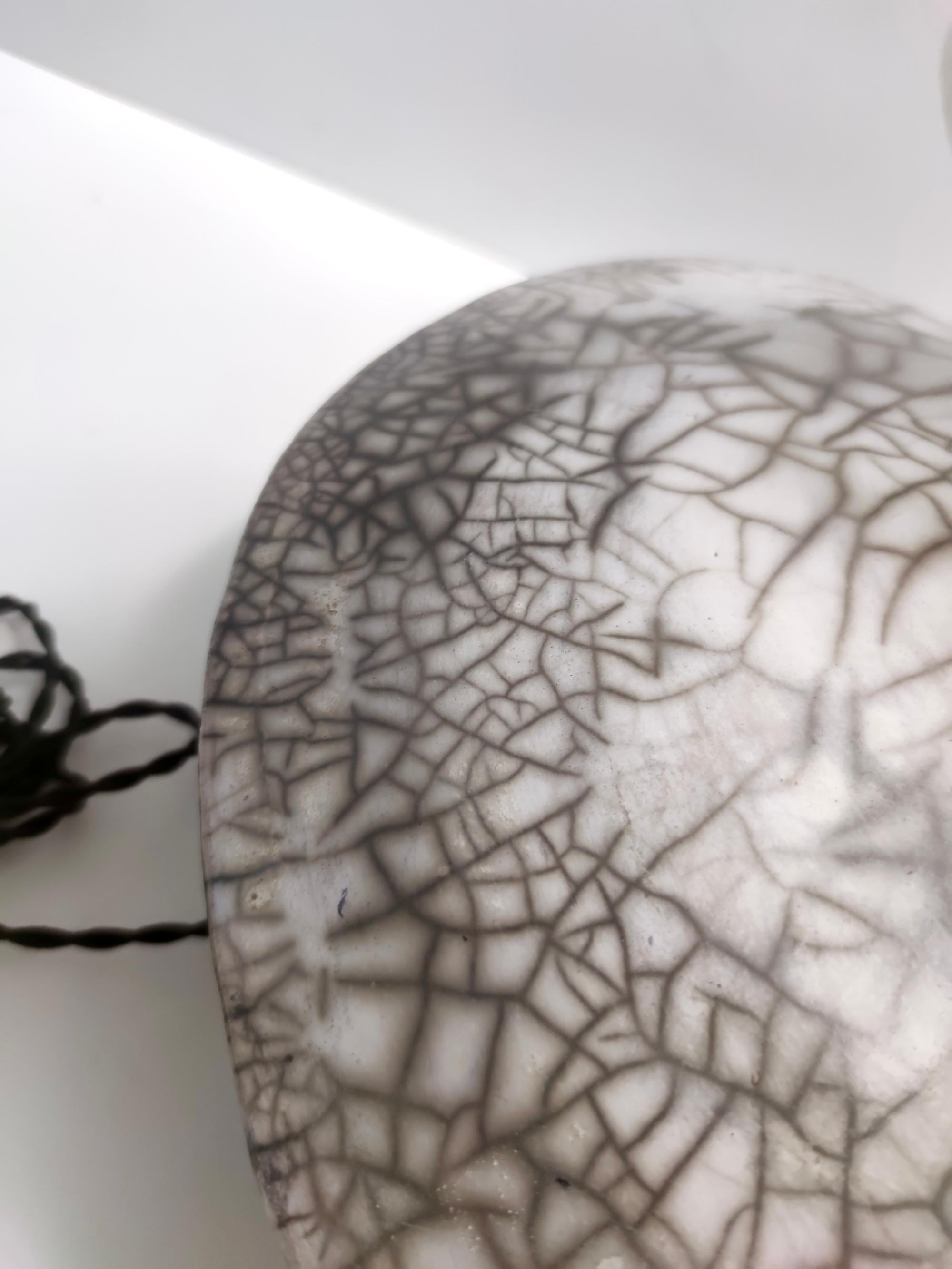 Élégante lampe de bureau postmoderne en céramique grise raku faite à la main, signée, Italie en vente 5
