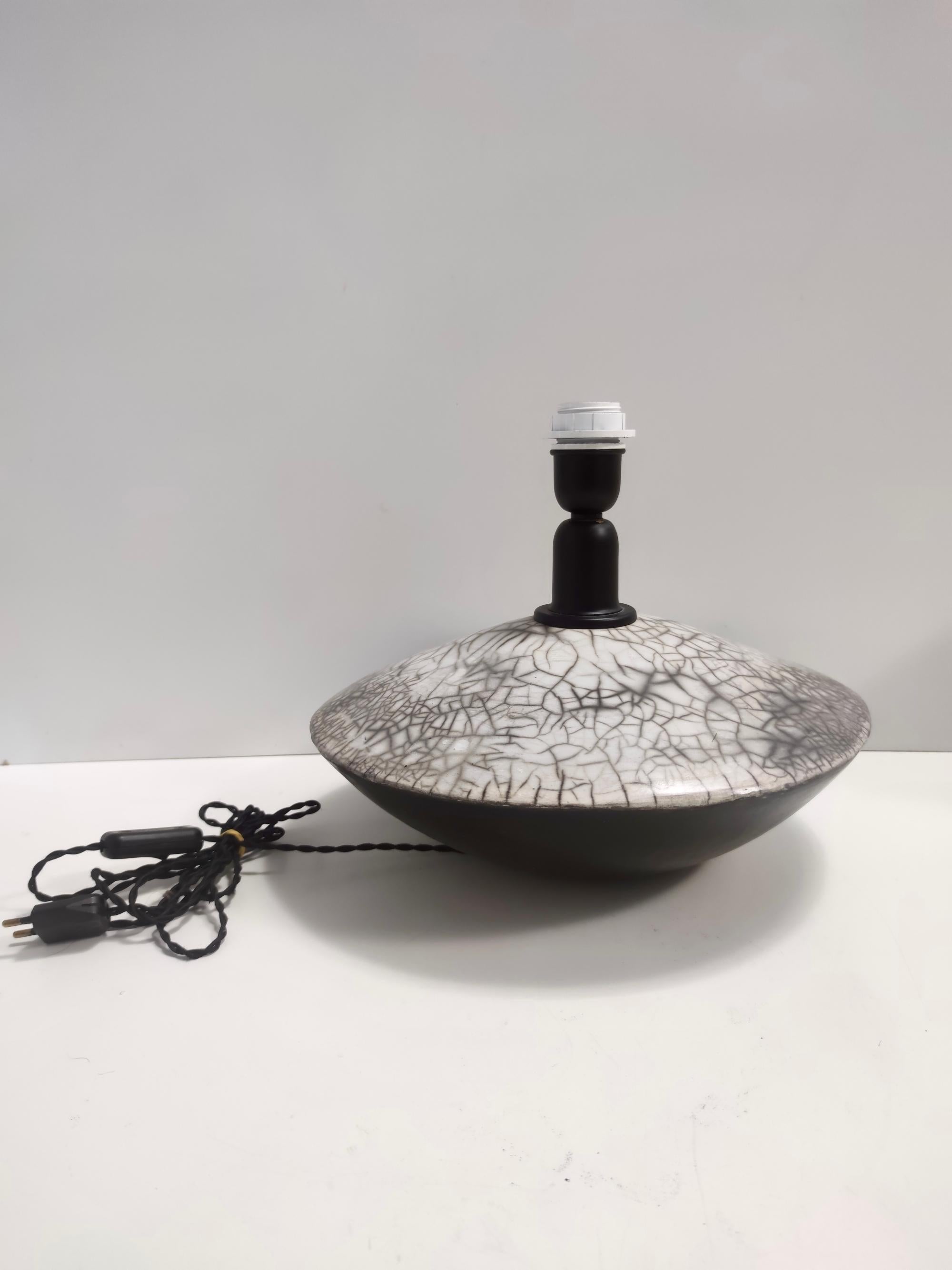 Elegant Postmodern Handmade Grey Raku Ceramic Table Lamp, Signed, Italy In Excellent Condition For Sale In Bresso, Lombardy