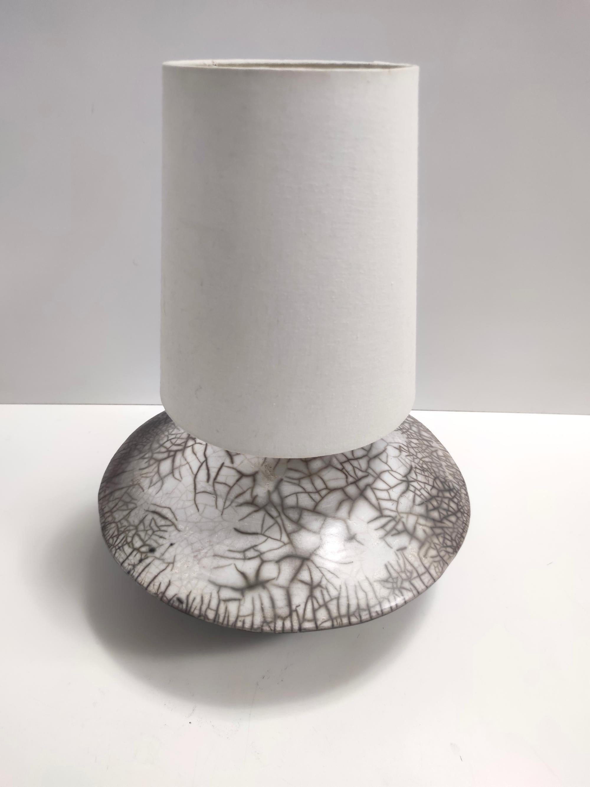 Elegante, postmoderne, handgefertigte Raku-Keramik-Tischlampe in Grau, signiert, Italien (Ende des 20. Jahrhunderts) im Angebot