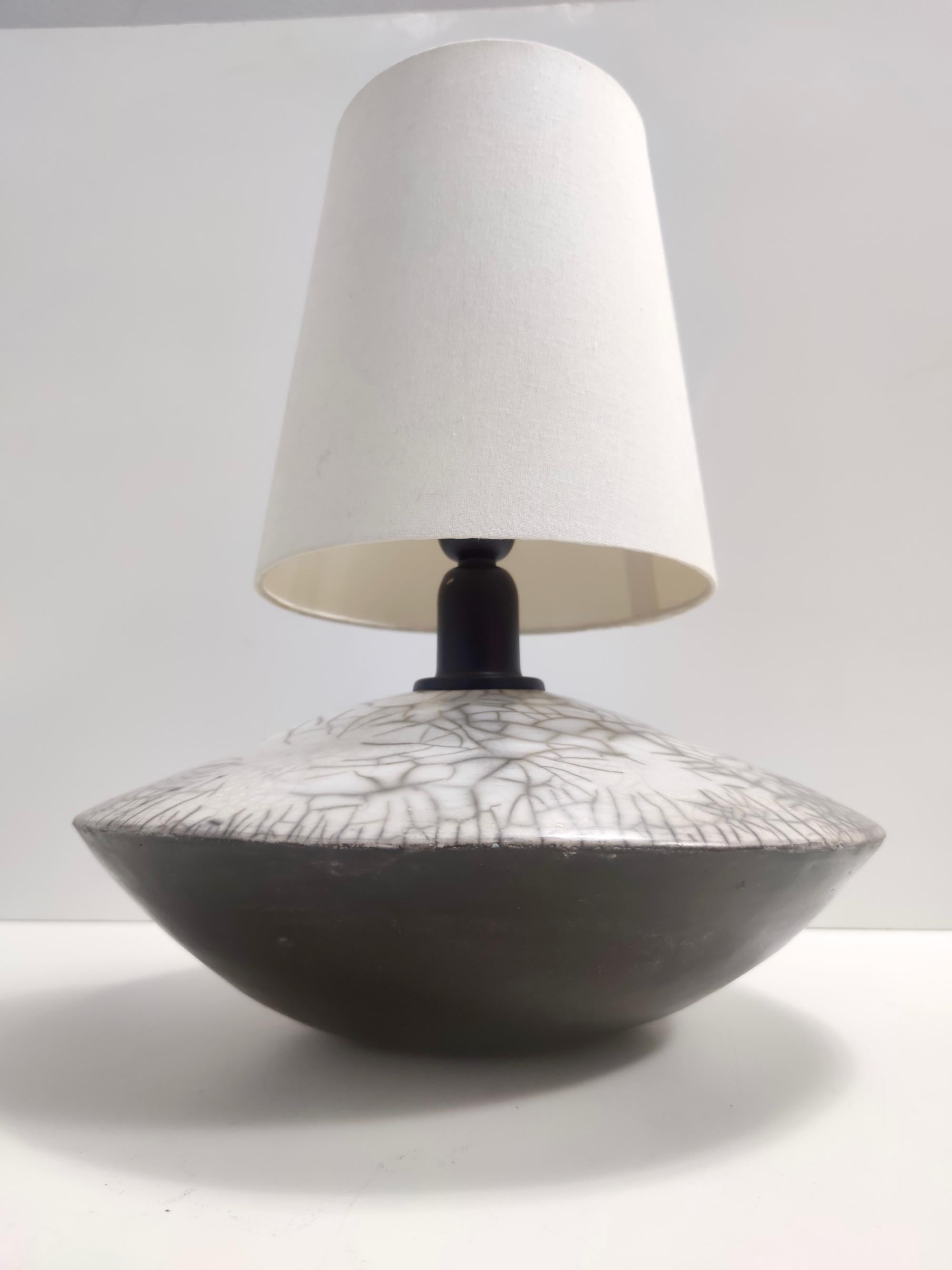Elegante, postmoderne, handgefertigte Raku-Keramik-Tischlampe in Grau, signiert, Italien im Angebot 1