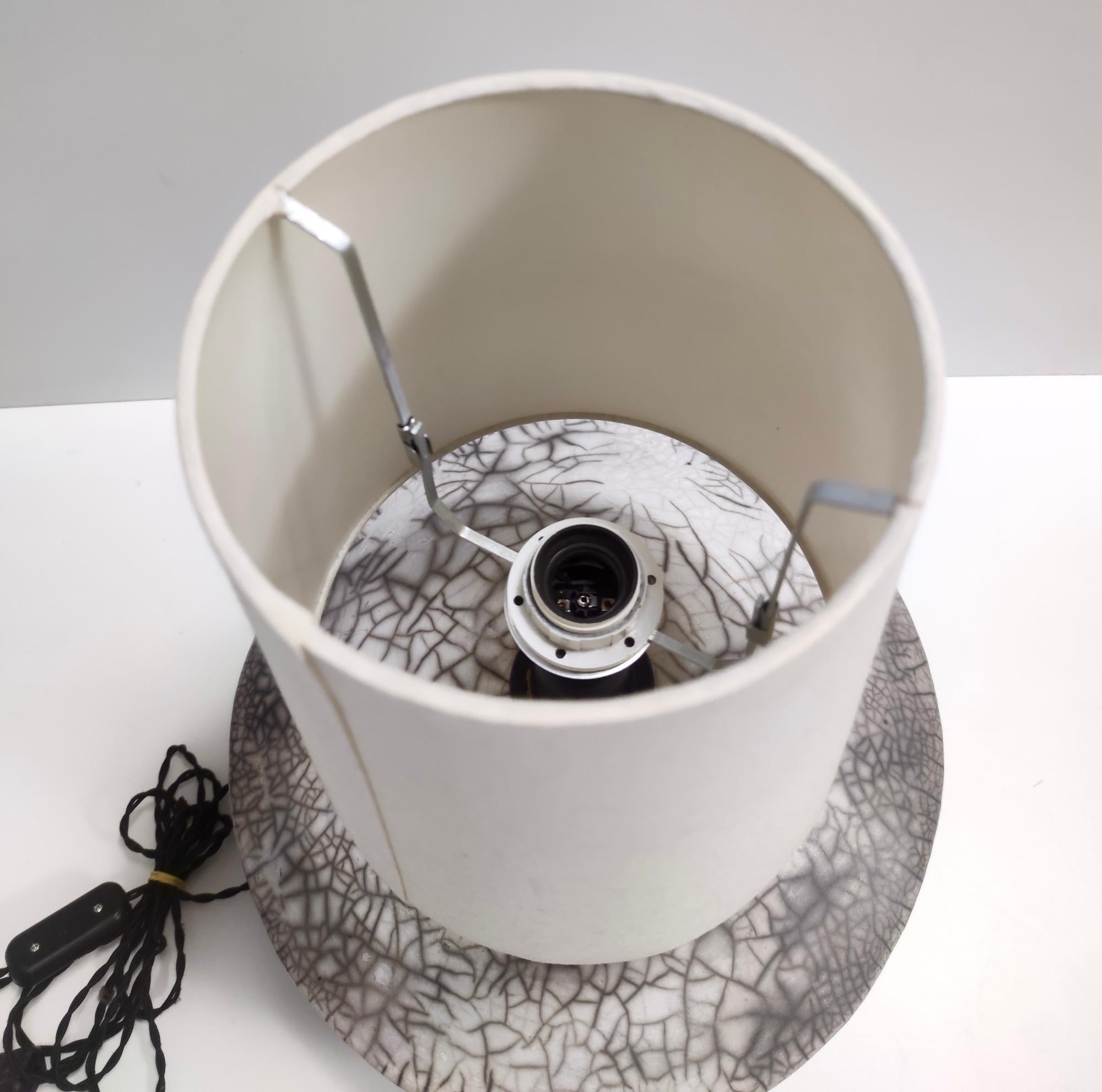 Elegante, postmoderne, handgefertigte Raku-Keramik-Tischlampe in Grau, signiert, Italien im Angebot 2