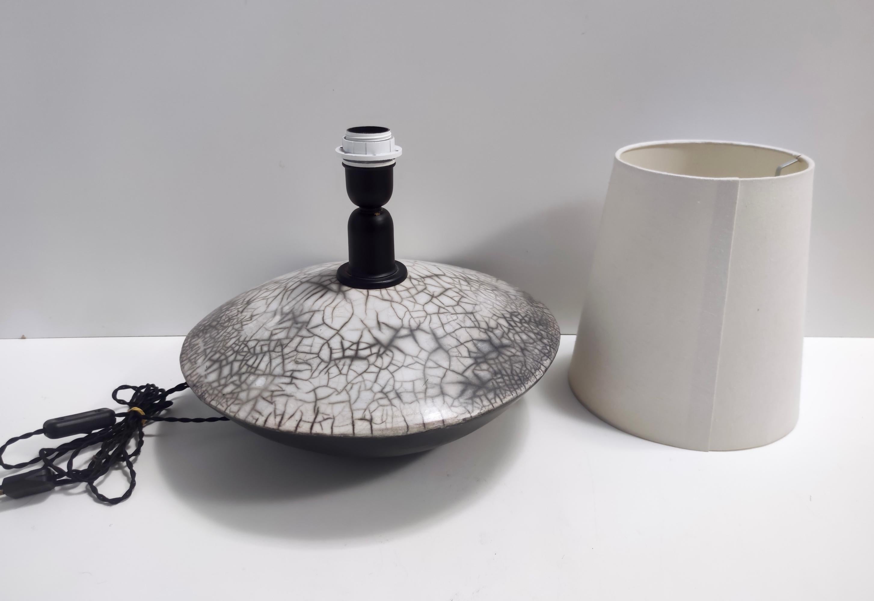 Élégante lampe de bureau postmoderne en céramique grise raku faite à la main, signée, Italie en vente 2