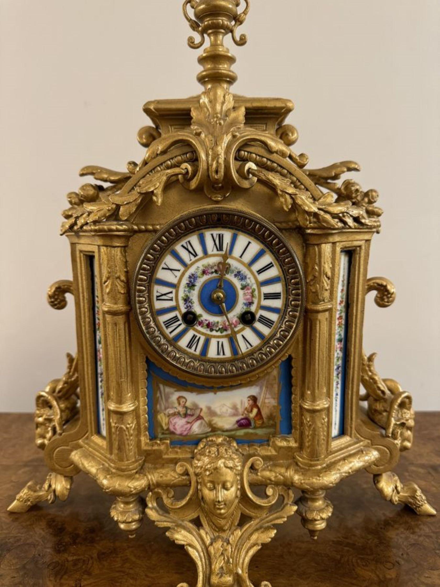 XIXe siècle Elegance, pendule française du 19e siècle en métal doré et porcelaine. en vente