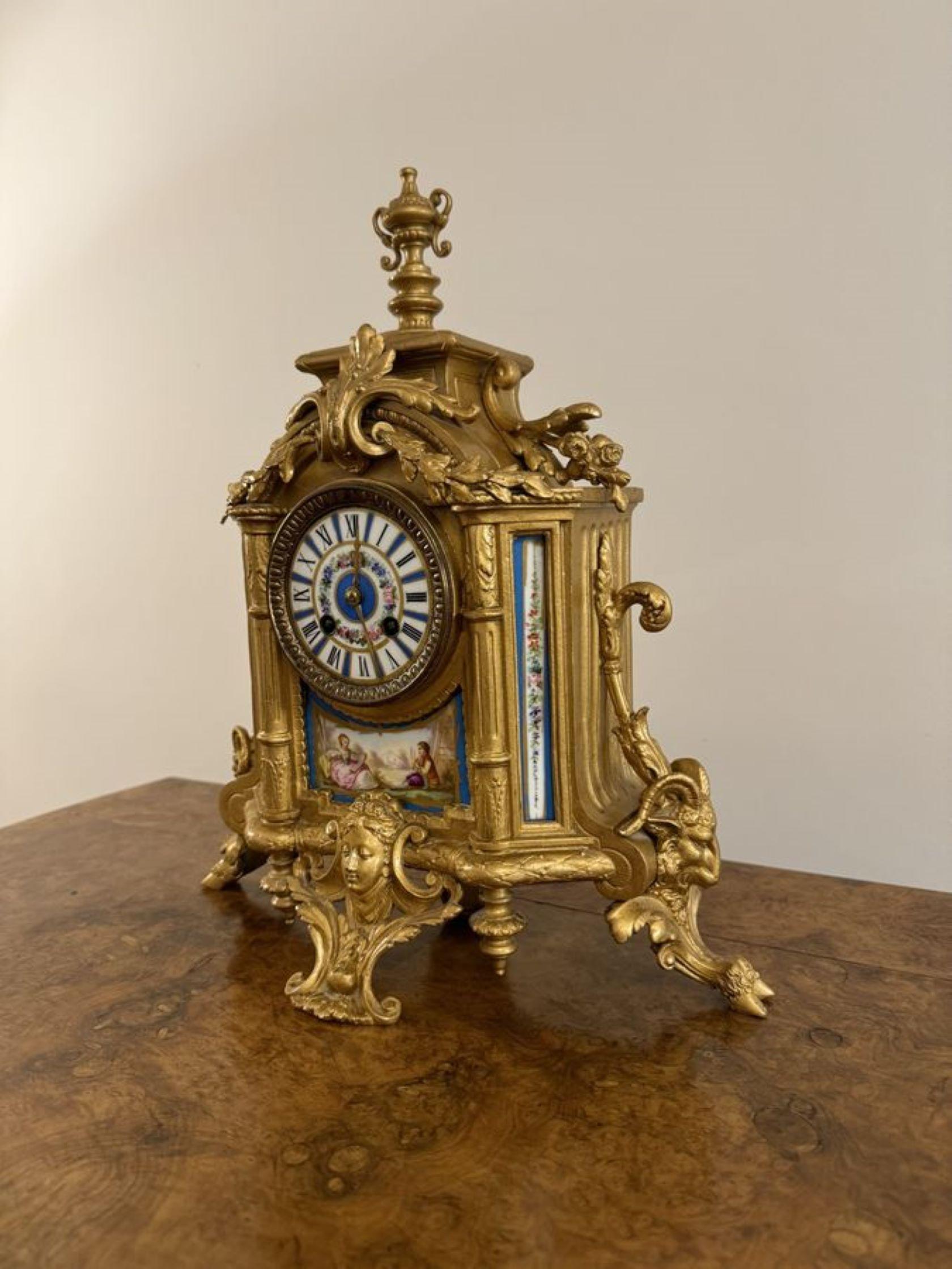 Elegance, pendule française du 19e siècle en métal doré et porcelaine. en vente 2