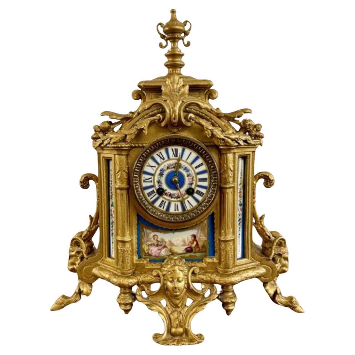 Elegante reloj francés de metal dorado y porcelana de calidad del siglo XIX