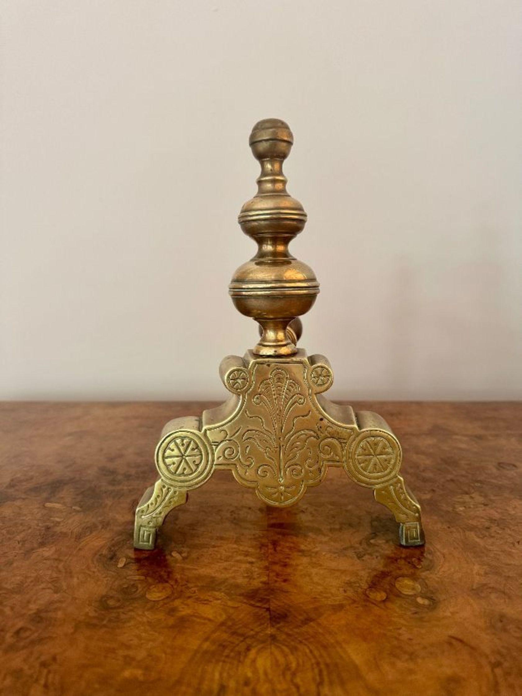 Eleganza di un antico set da caminetto in ottone vittoriano di qualità, con un antico set da caminetto in ottone vittoriano di qualità composto da una coppia di cani da fuoco con finali torniti e decorazioni incise, un attizzatoio, una coppia di