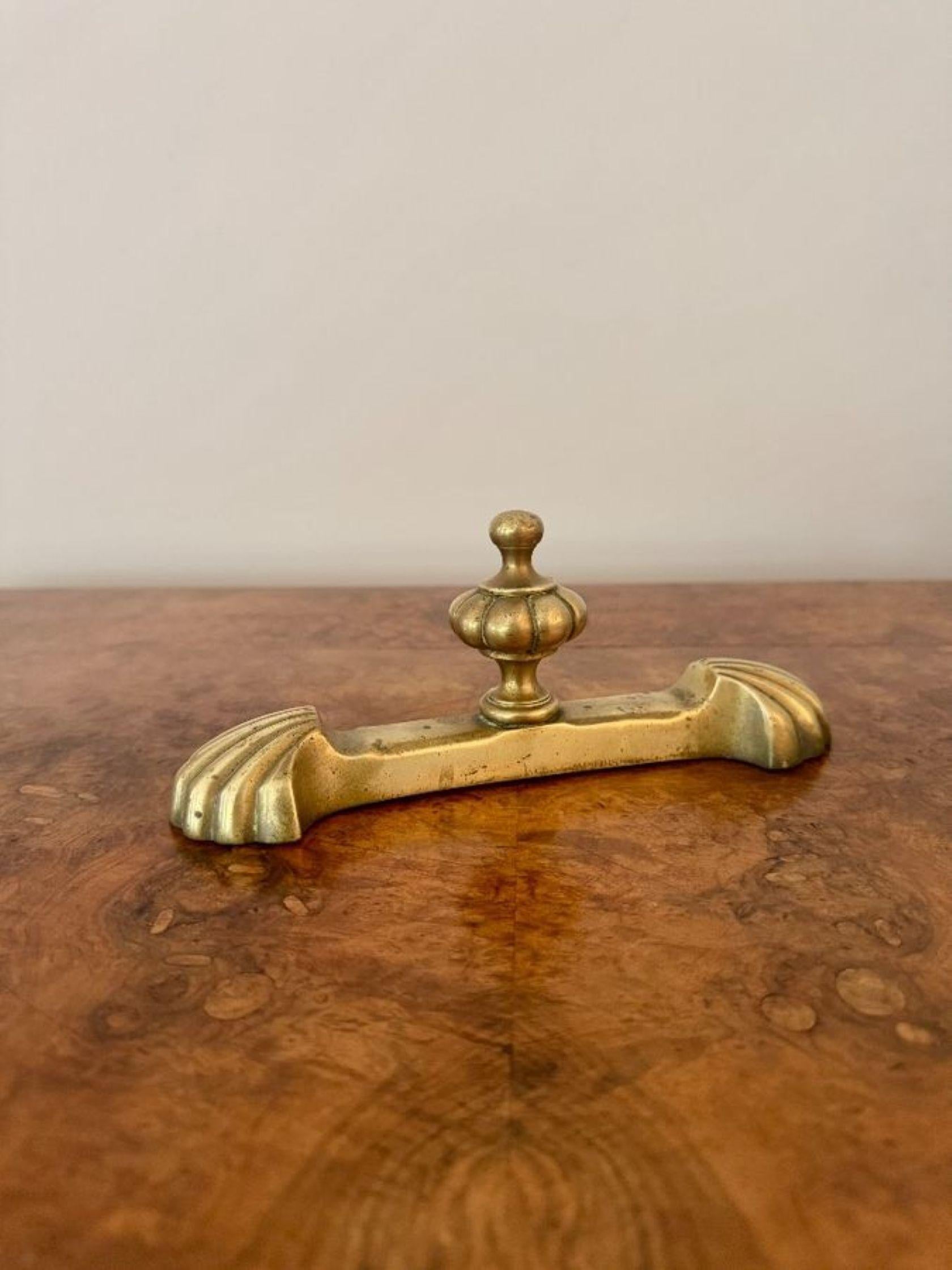 Inciso Elegante set per caminetto in ottone di epoca vittoriana di alta qualità in vendita