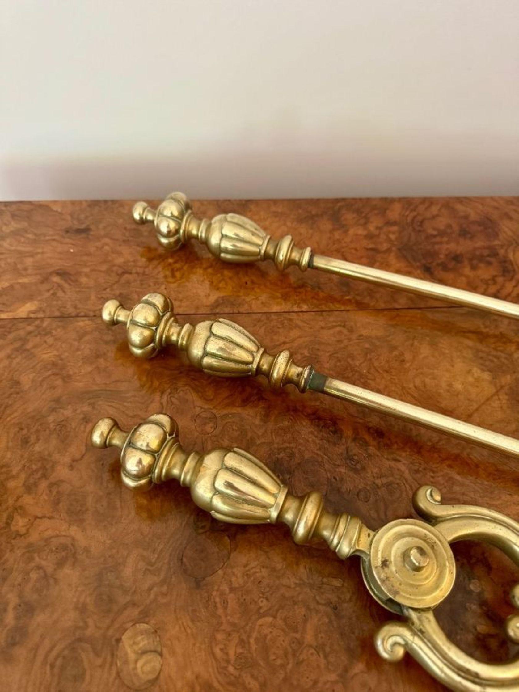 Elegante set per caminetto in ottone di epoca vittoriana di alta qualità In condizioni buone in vendita a Ipswich, GB