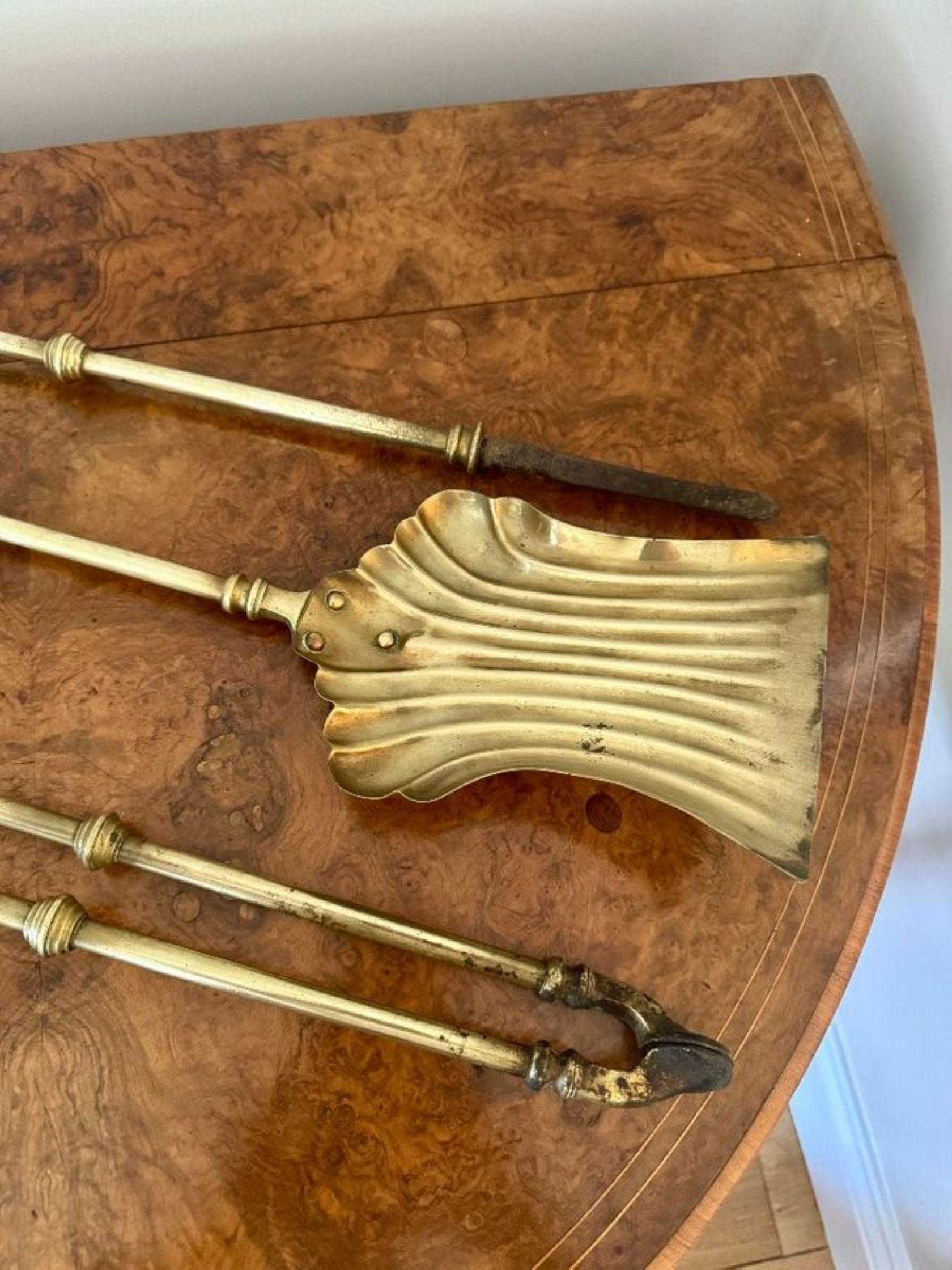 XIX secolo Elegante set per caminetto in ottone di epoca vittoriana di alta qualità in vendita