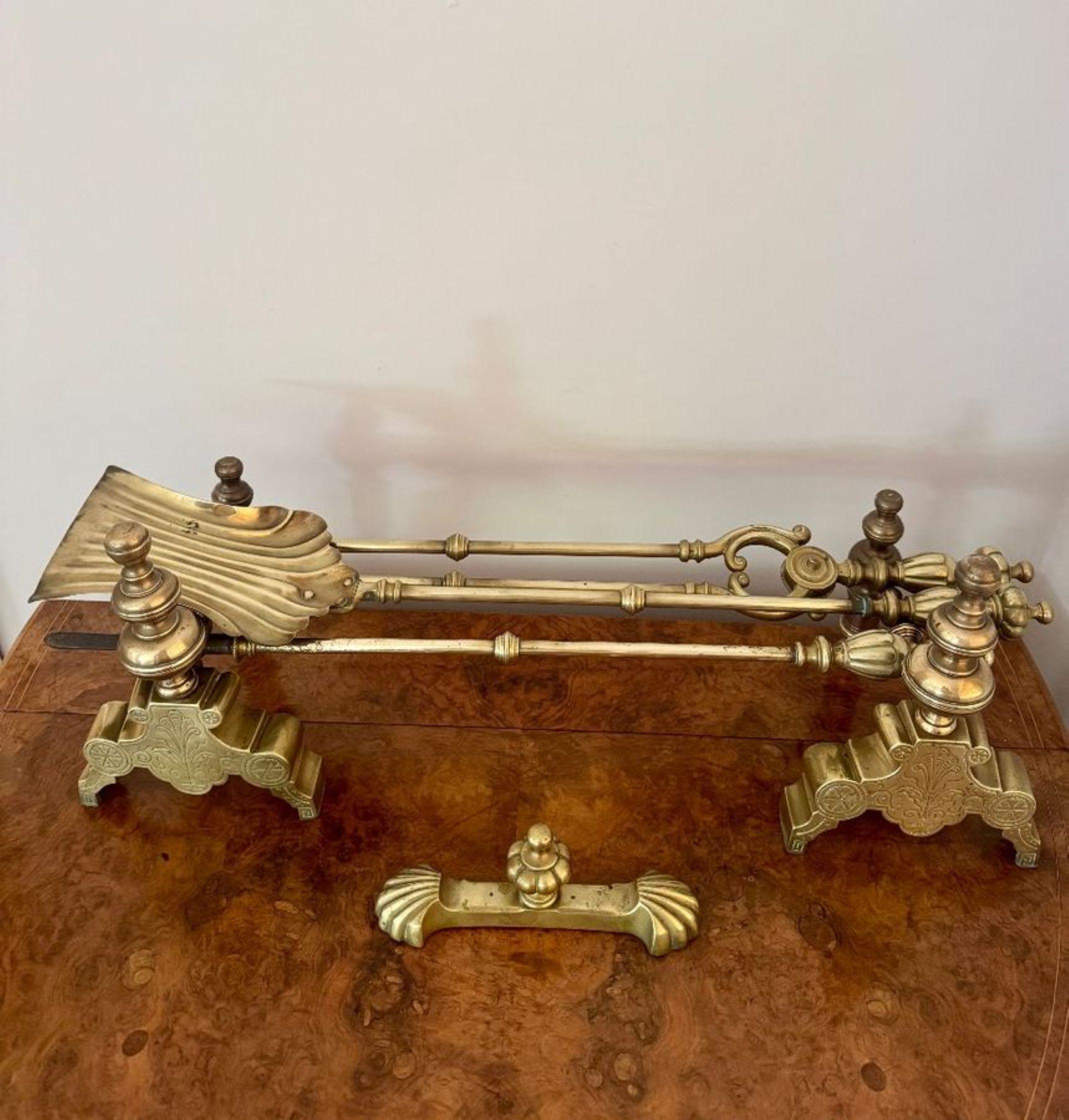 Elegante set per caminetto in ottone di epoca vittoriana di alta qualità in vendita 1