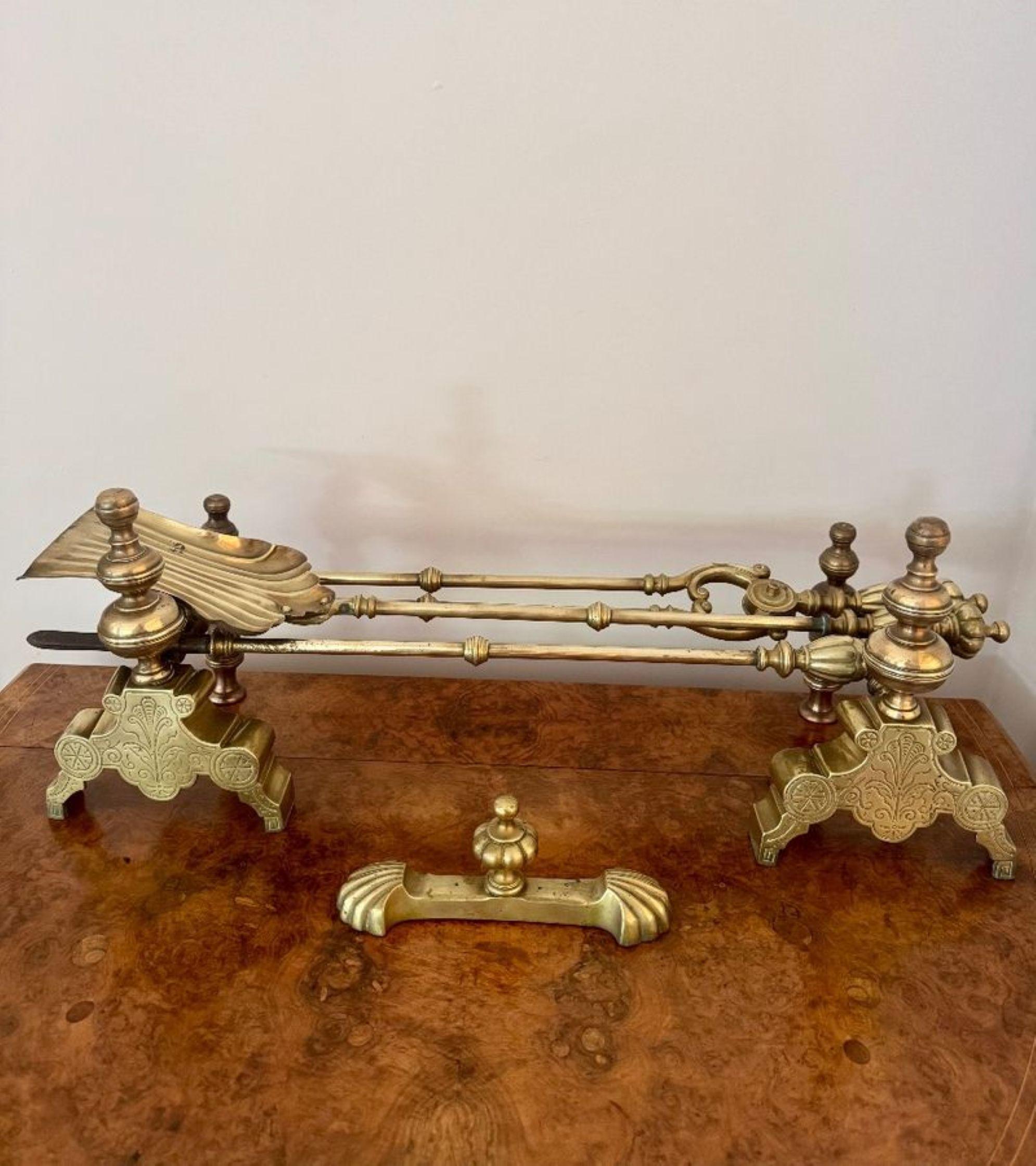 Elegante set per caminetto in ottone di epoca vittoriana di alta qualità in vendita 2