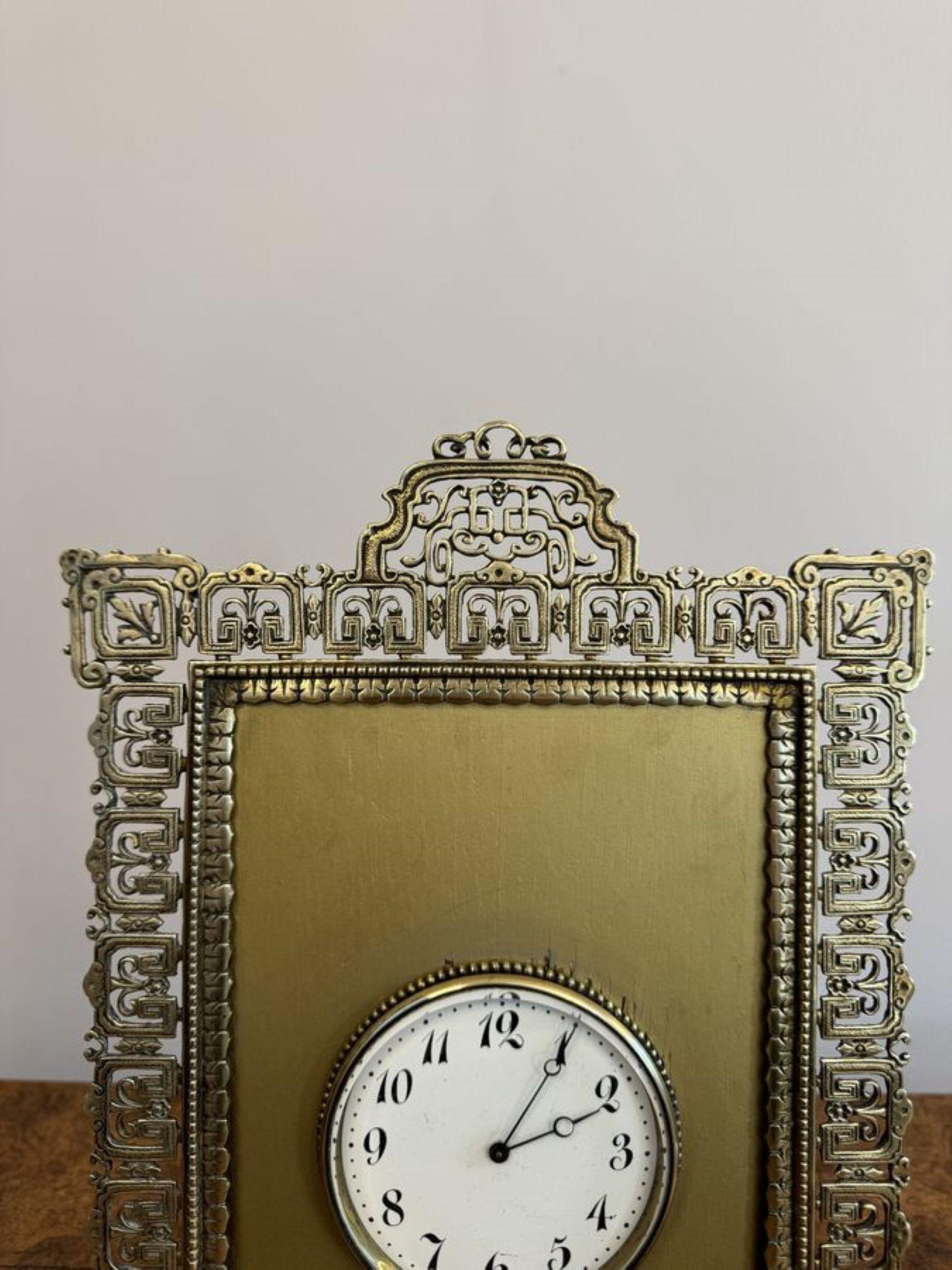 Élégante horloge de bureau victorienne en laiton orné, avec un cadre en laiton orné, un cadran circulaire au centre avec les aiguilles d'origine et un mouvement de huit jours. 

D. 1880