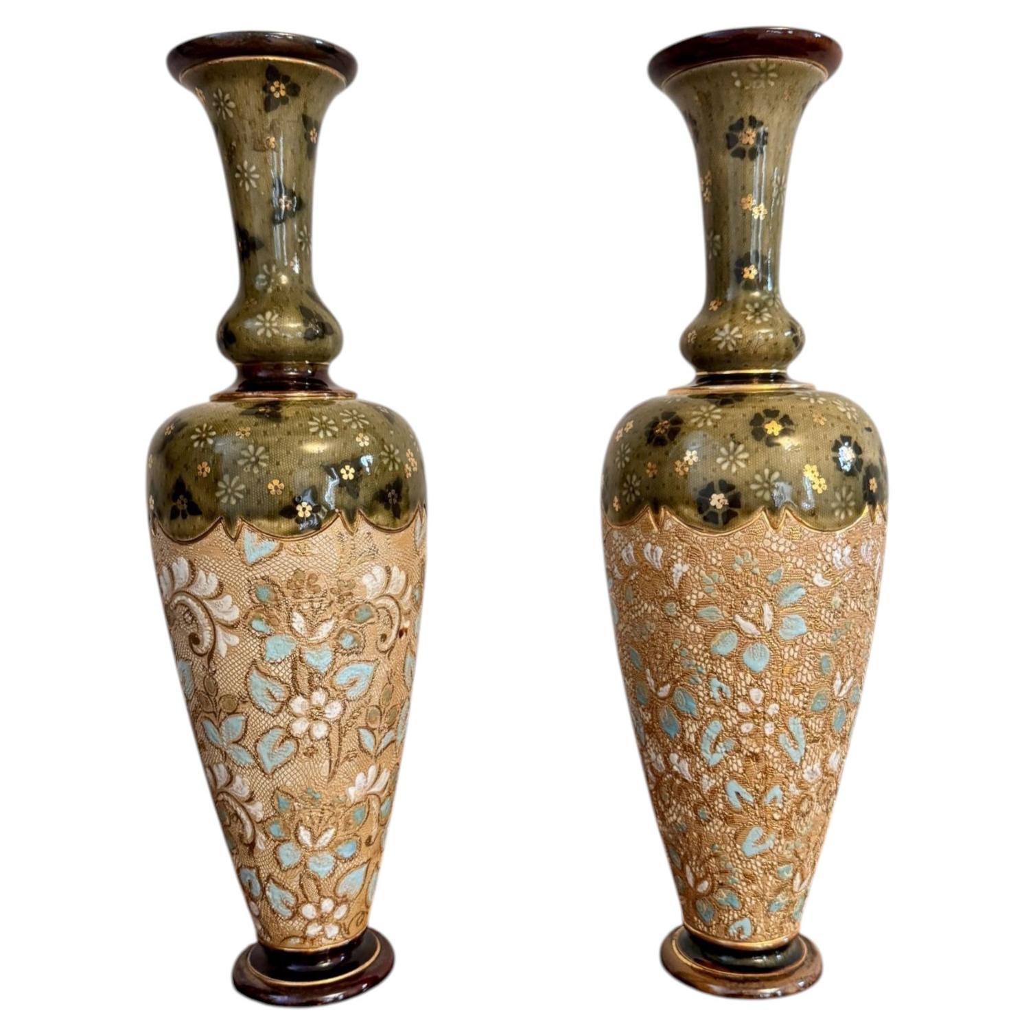 Coppia di vasi Doulton Lambeth d'epoca di qualità ed eleganza