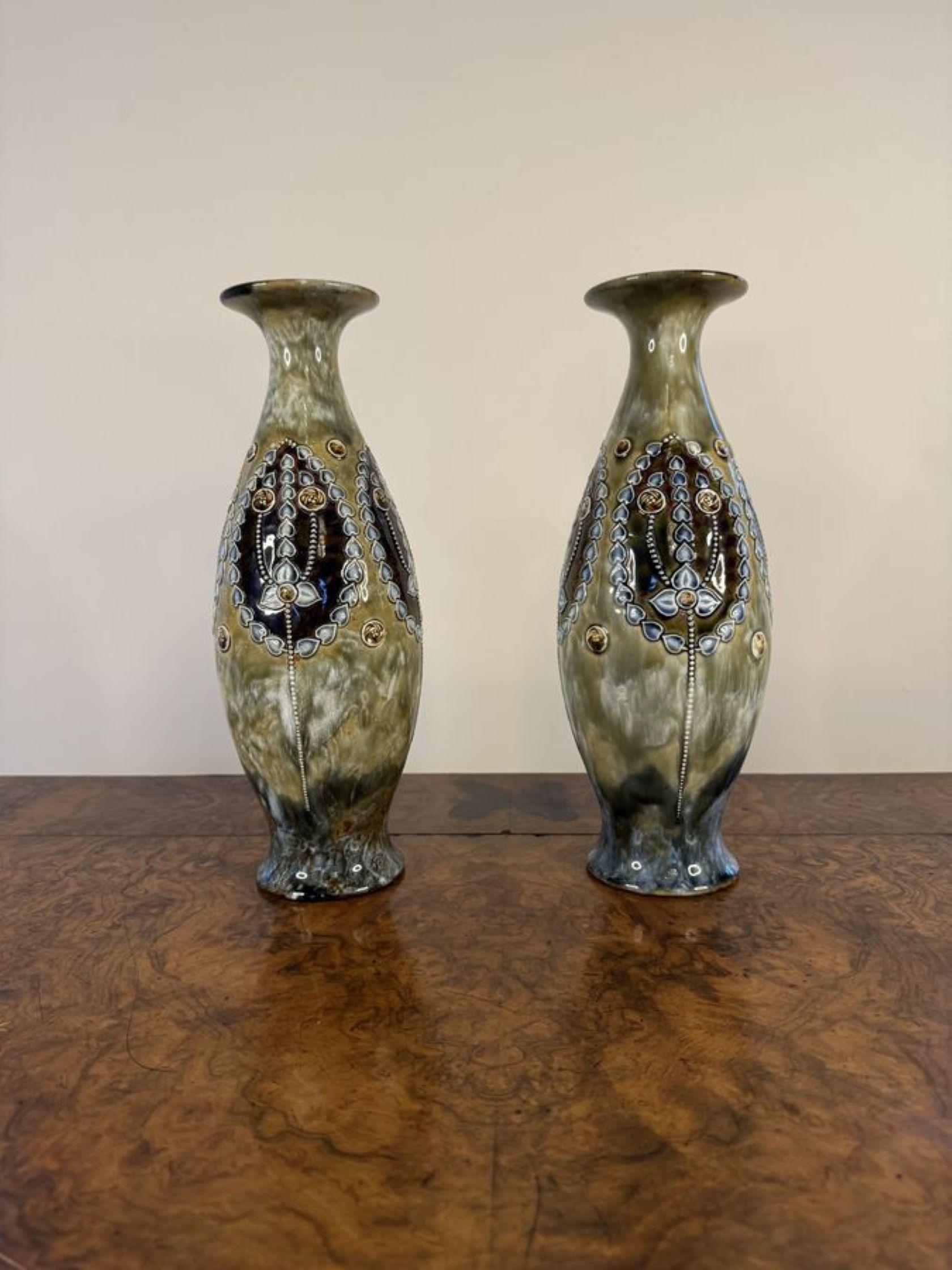Elegante coppia di qualità di vasi sagomati Royal Doulton in stile Art Nouveau, coppia di eleganti vasi in gres Royal Doulton con decorazione a petali in rilievo su fondo screziato verde e blu. 

D. 1920