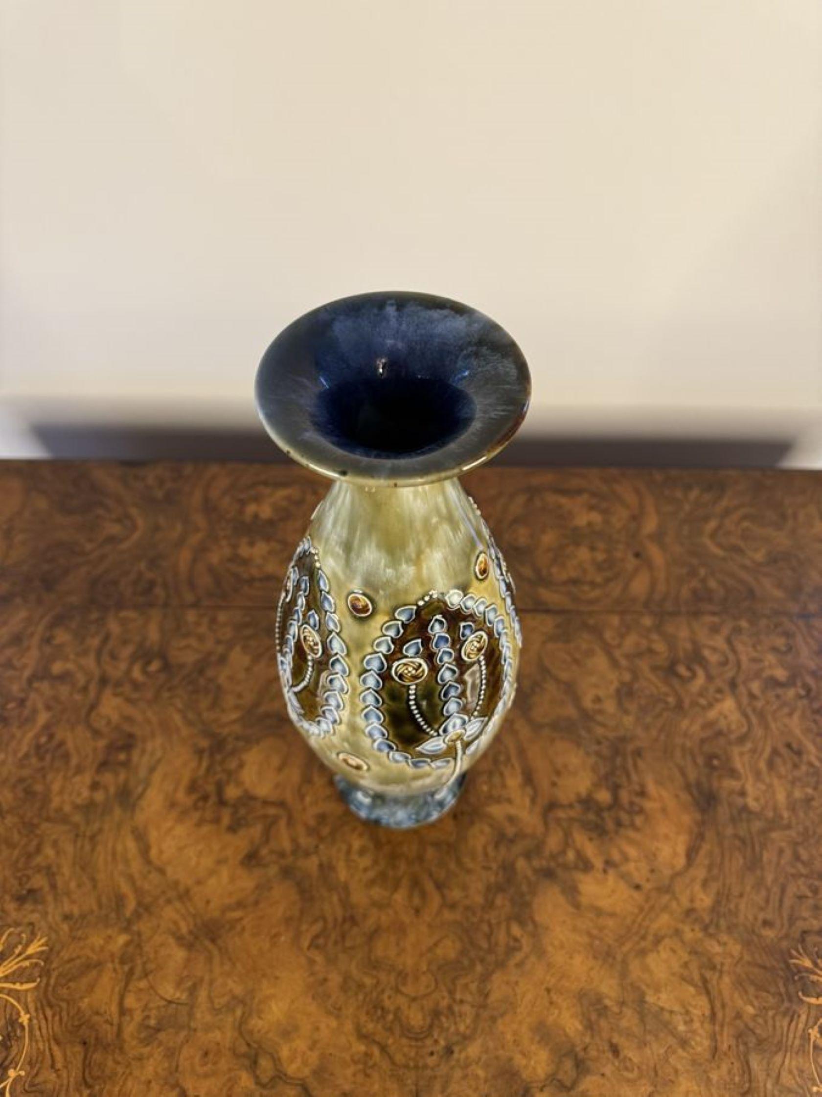 XX secolo Elegante coppia di vasi sagomati in stile Art Nouveau di Royal Doulton in vendita