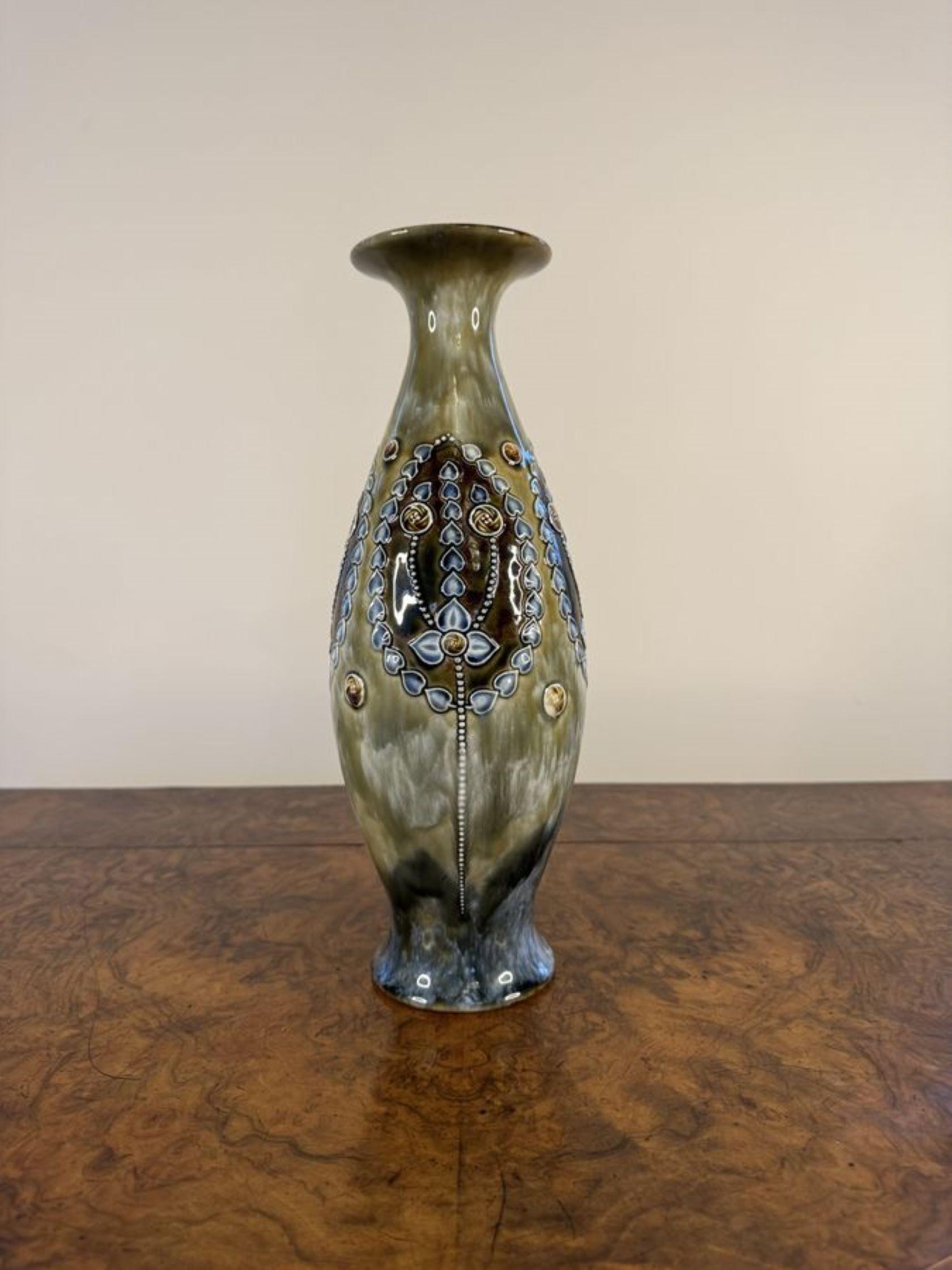 Ceramica Elegante coppia di vasi sagomati in stile Art Nouveau di Royal Doulton in vendita