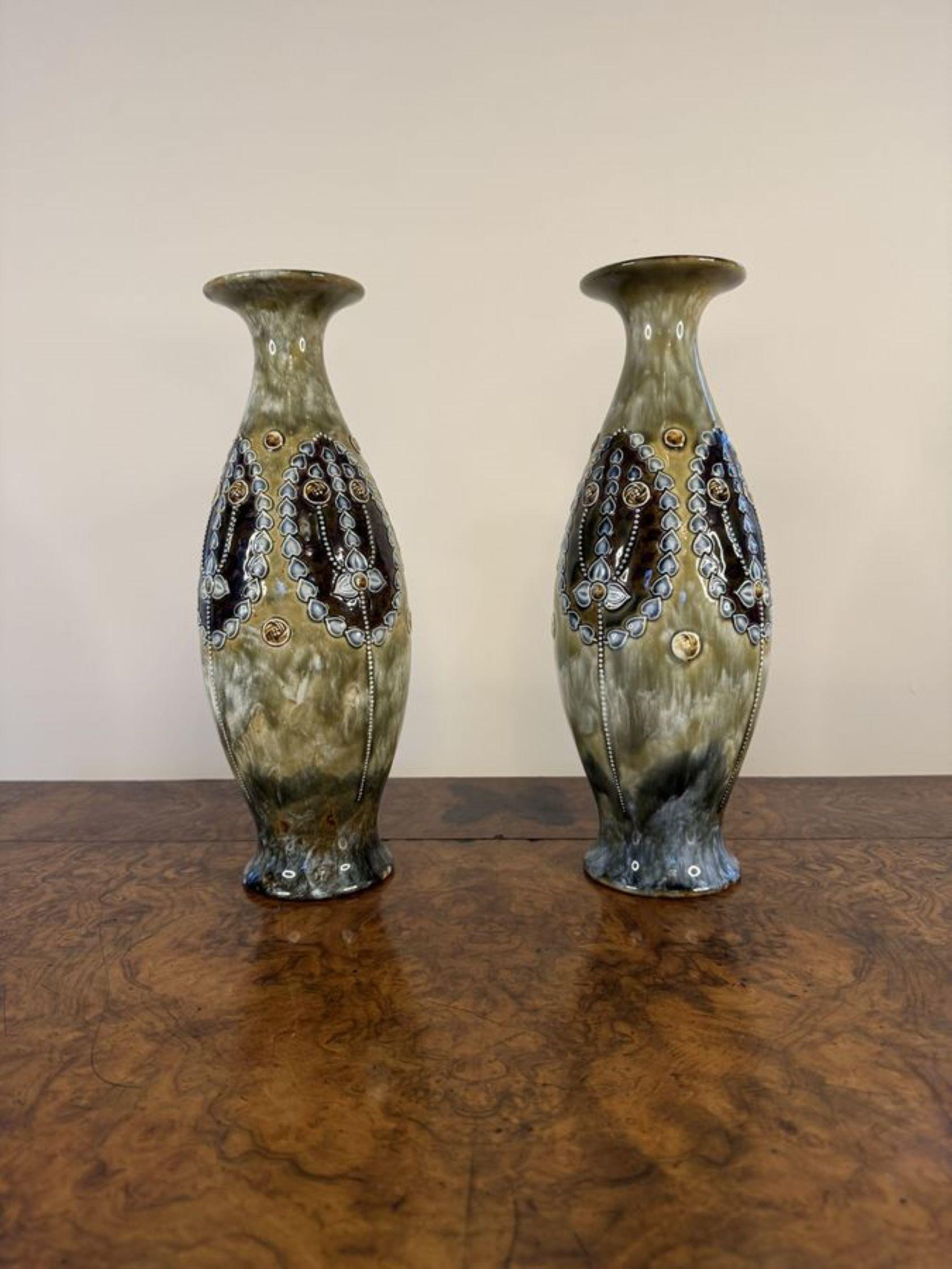 Elegante coppia di vasi sagomati in stile Art Nouveau di Royal Doulton in vendita 1