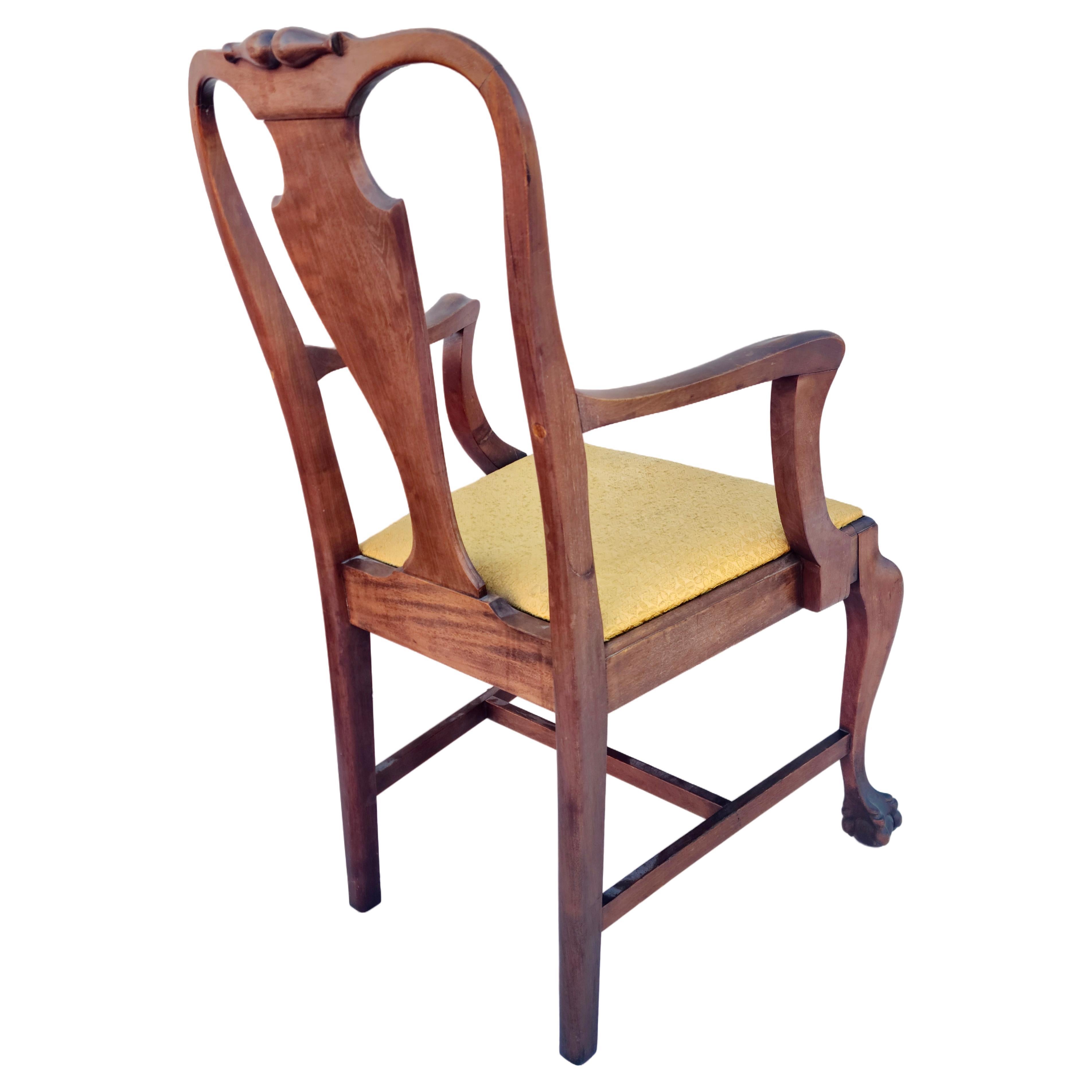 Elegant Queen Anne Style Library Desk Chair in Walnut In Fair Condition For Sale In Fraser, MI