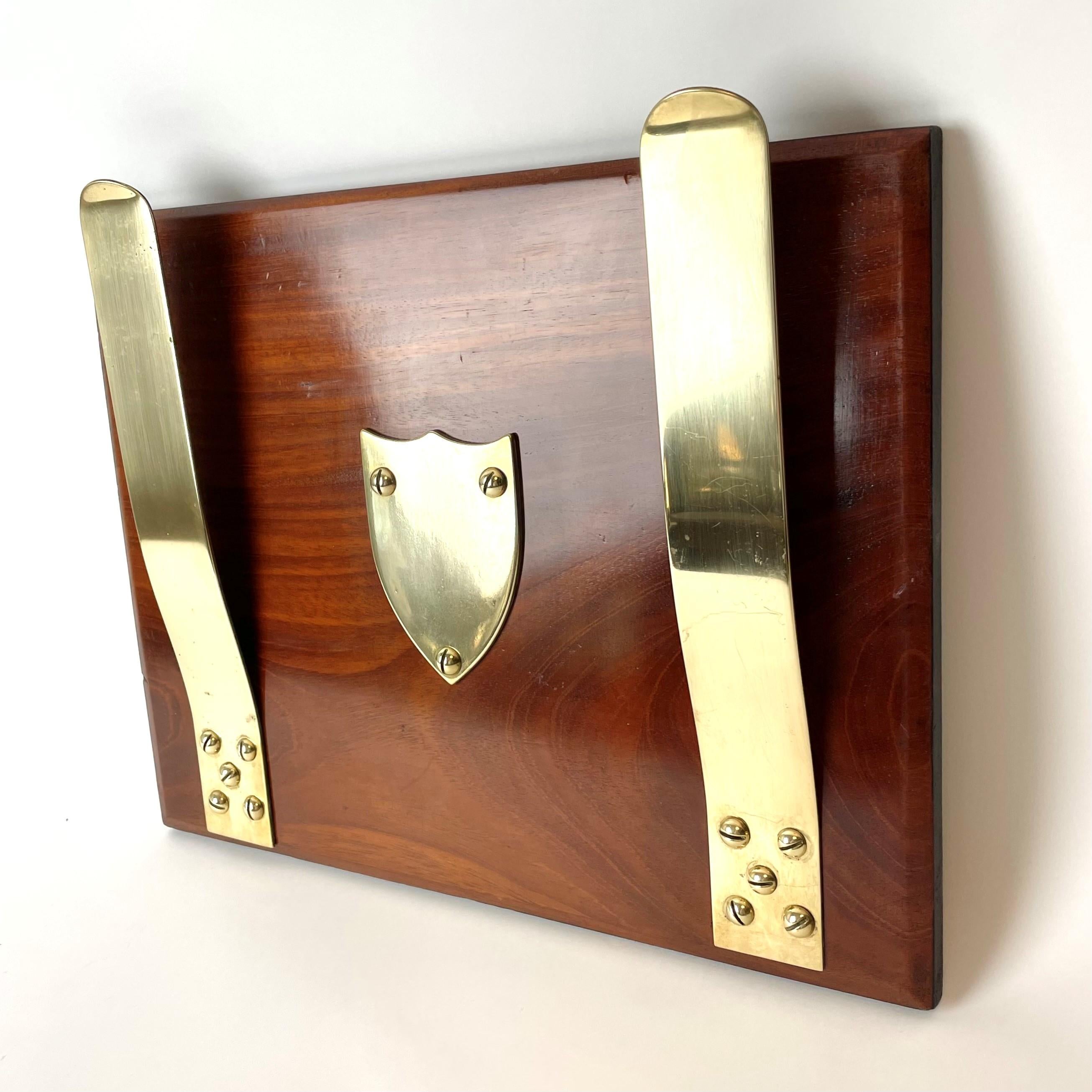 Elegant & rare magazine holder in mahogany (Swietenia mahagoni) and brass. England, early 20th Century with a beautiful brass shield in the middle. Still relevant for daily newspaper or interior design magazines.

Wear consistent with age and use.