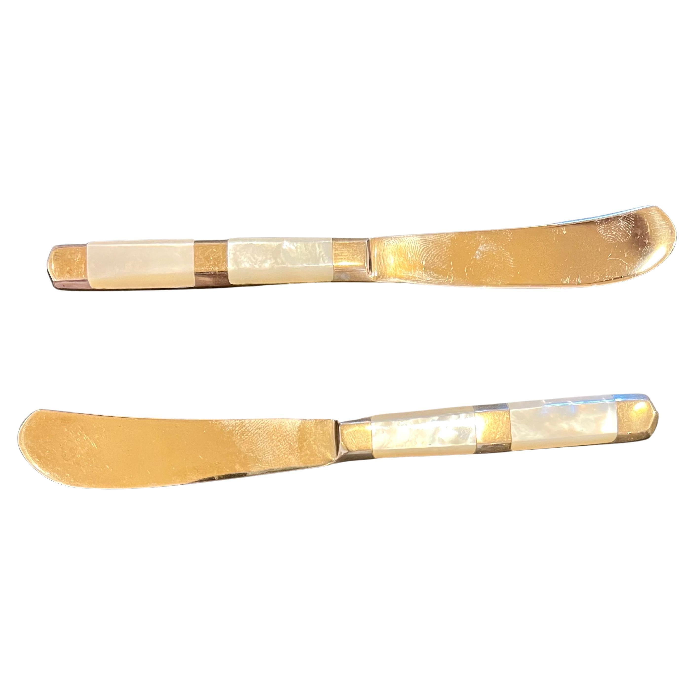 Schöne elegante Paar Buttermesser in Perlmutt und poliertem Messing wie neu Zustand.