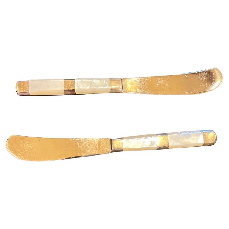 Elegant and Rare Pair of Butter Knives in Mother of Pearl and Solid Polished Brass For Sale at