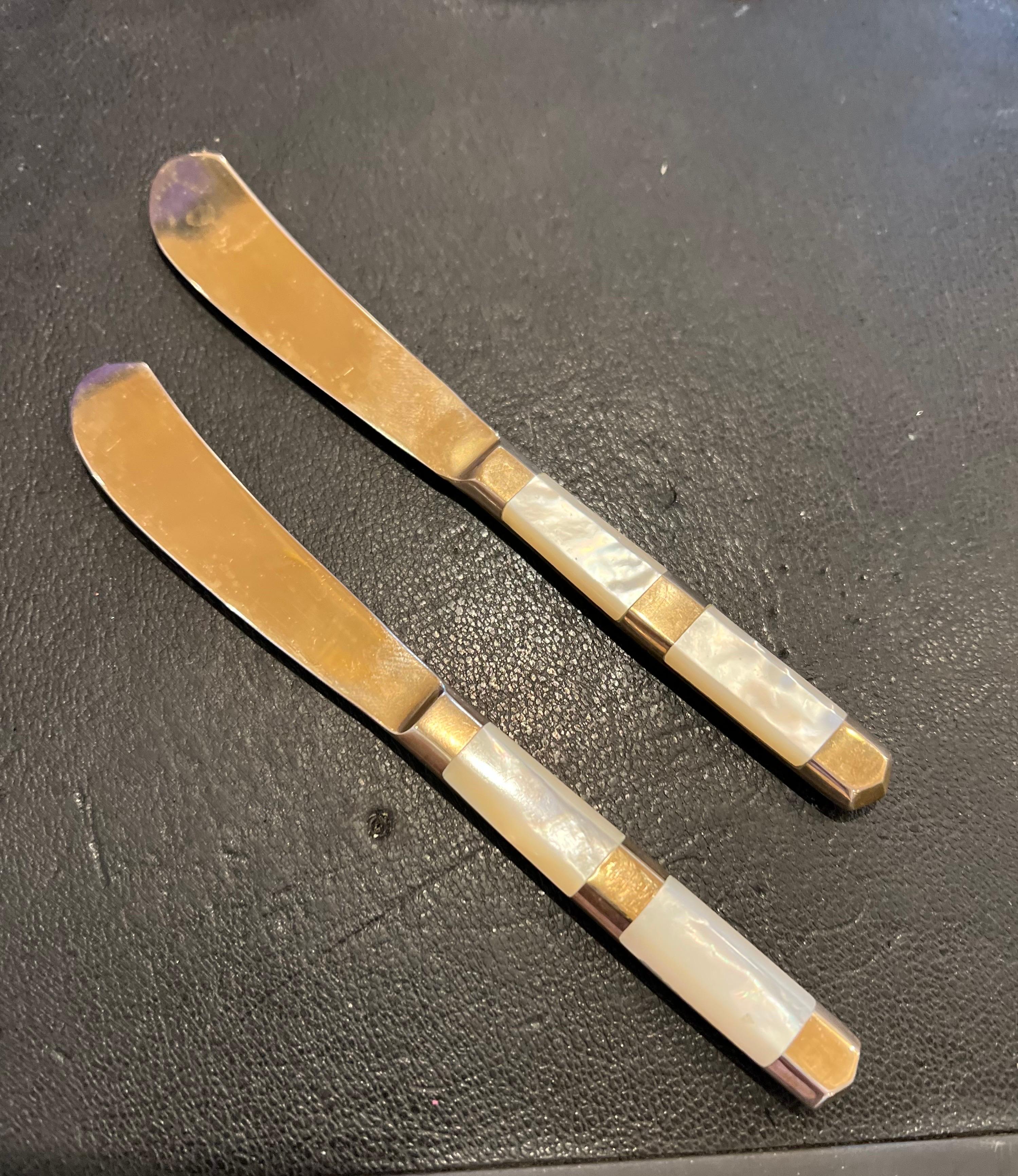 Paar Buttermesser aus Perlmutt und massivem poliertem Messing, selten, Paar (amerikanisch) im Angebot