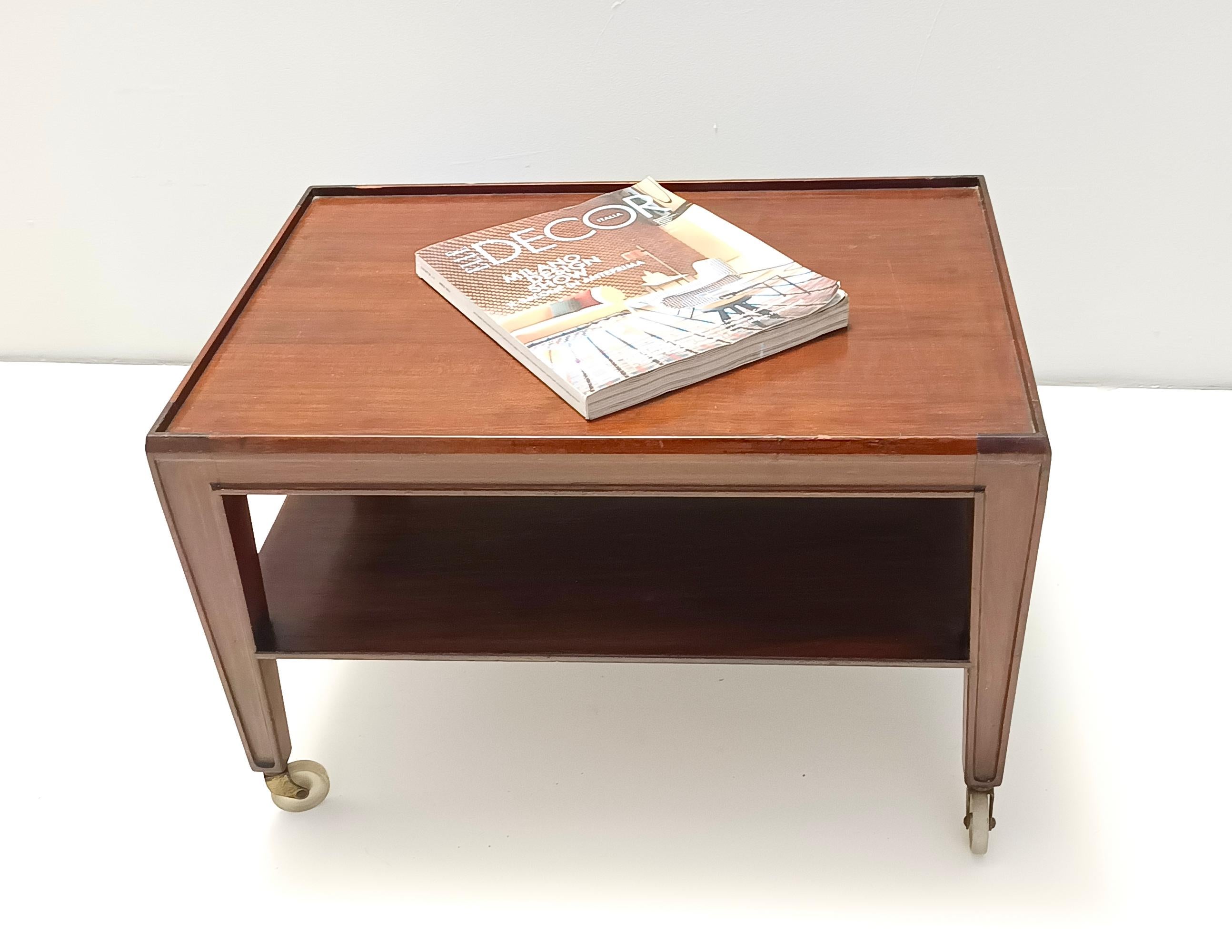 Eleganter rechteckiger Couchtisch aus Nussbaumholz von Paolo Buffa mit Rollen, Italien (Moderne der Mitte des Jahrhunderts)