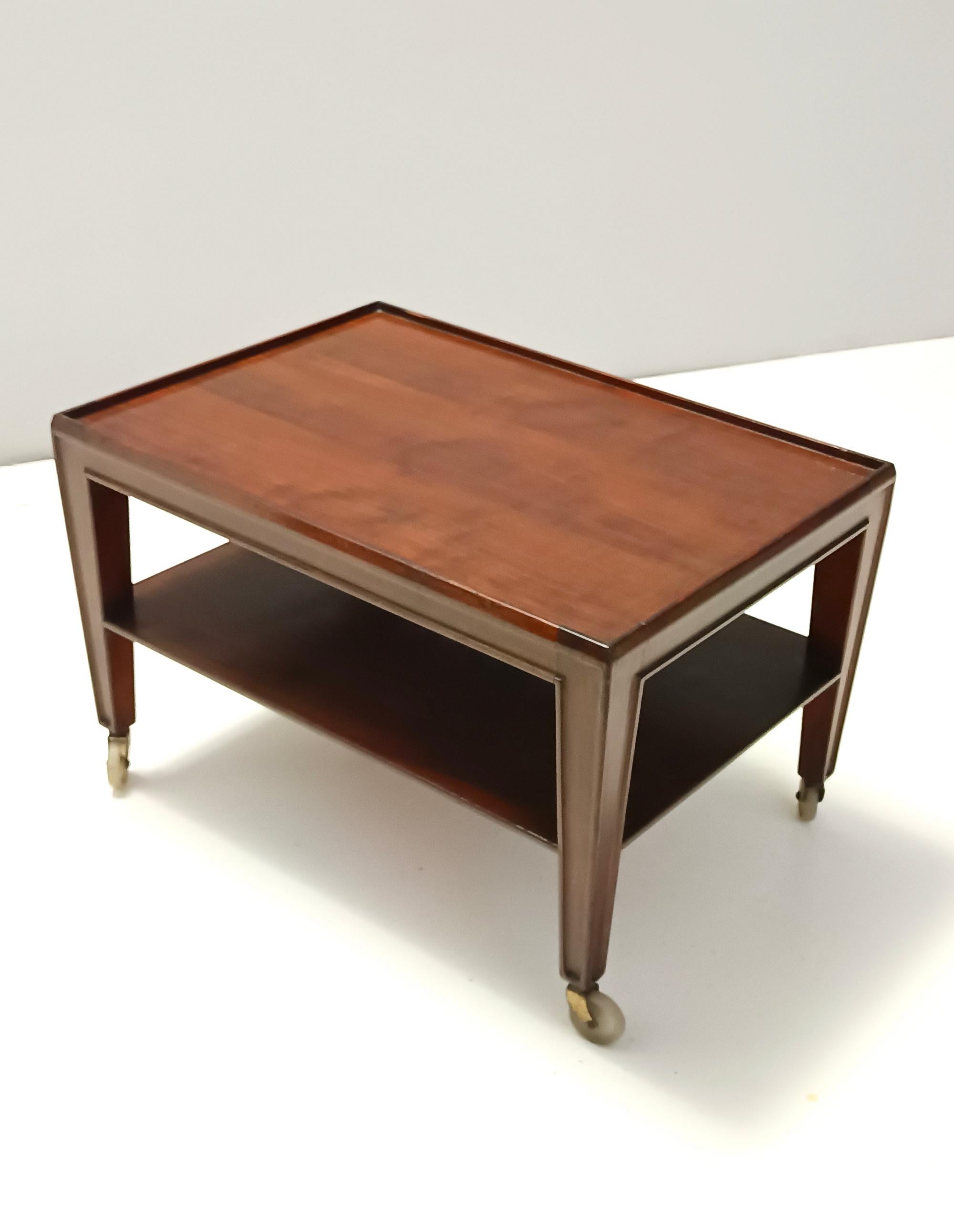 Eleganter rechteckiger Couchtisch aus Nussbaumholz von Paolo Buffa mit Rollen, Italien (Italienisch)