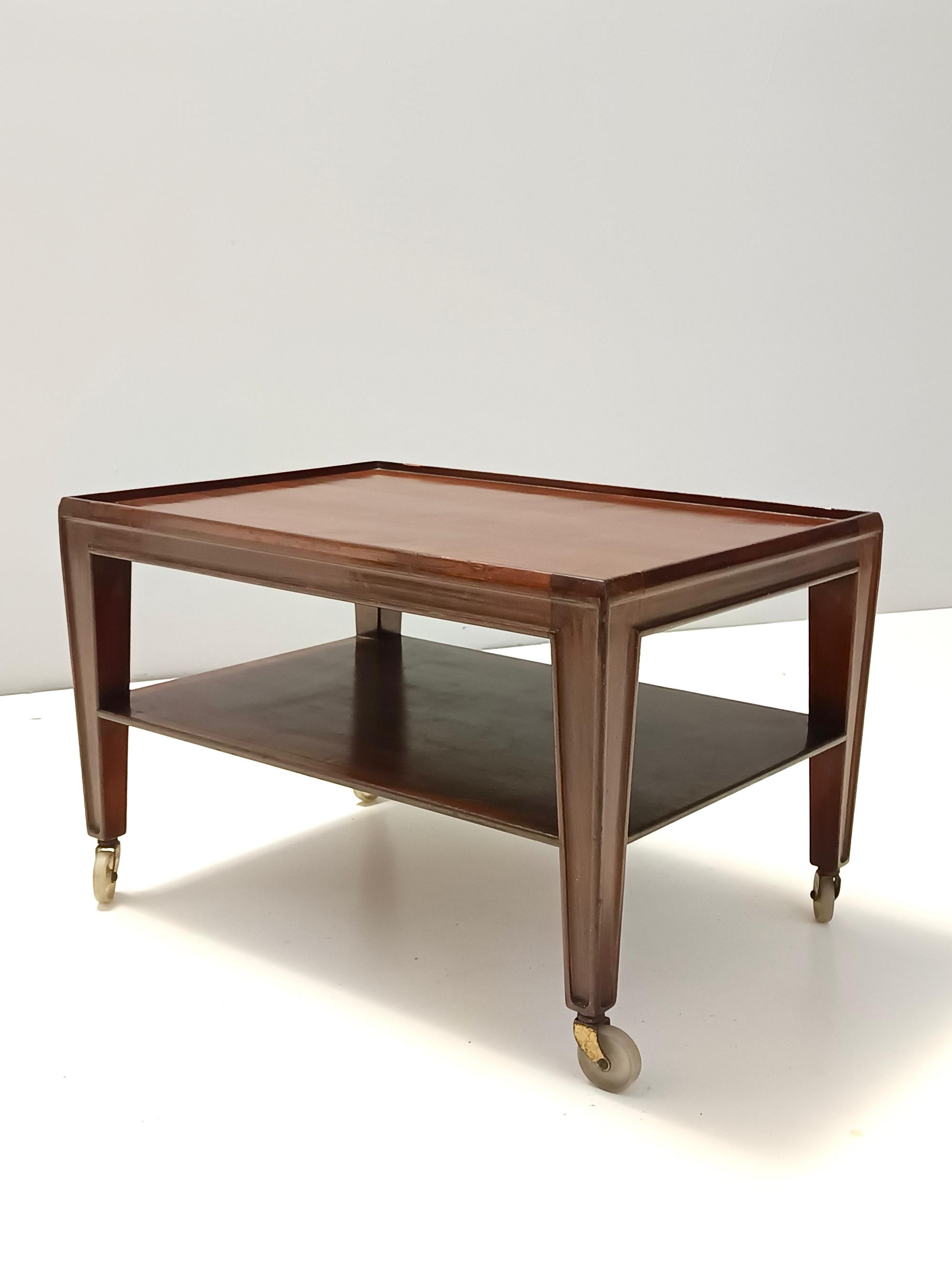 Eleganter rechteckiger Couchtisch aus Nussbaumholz von Paolo Buffa mit Rollen, Italien (Ebonisiert)