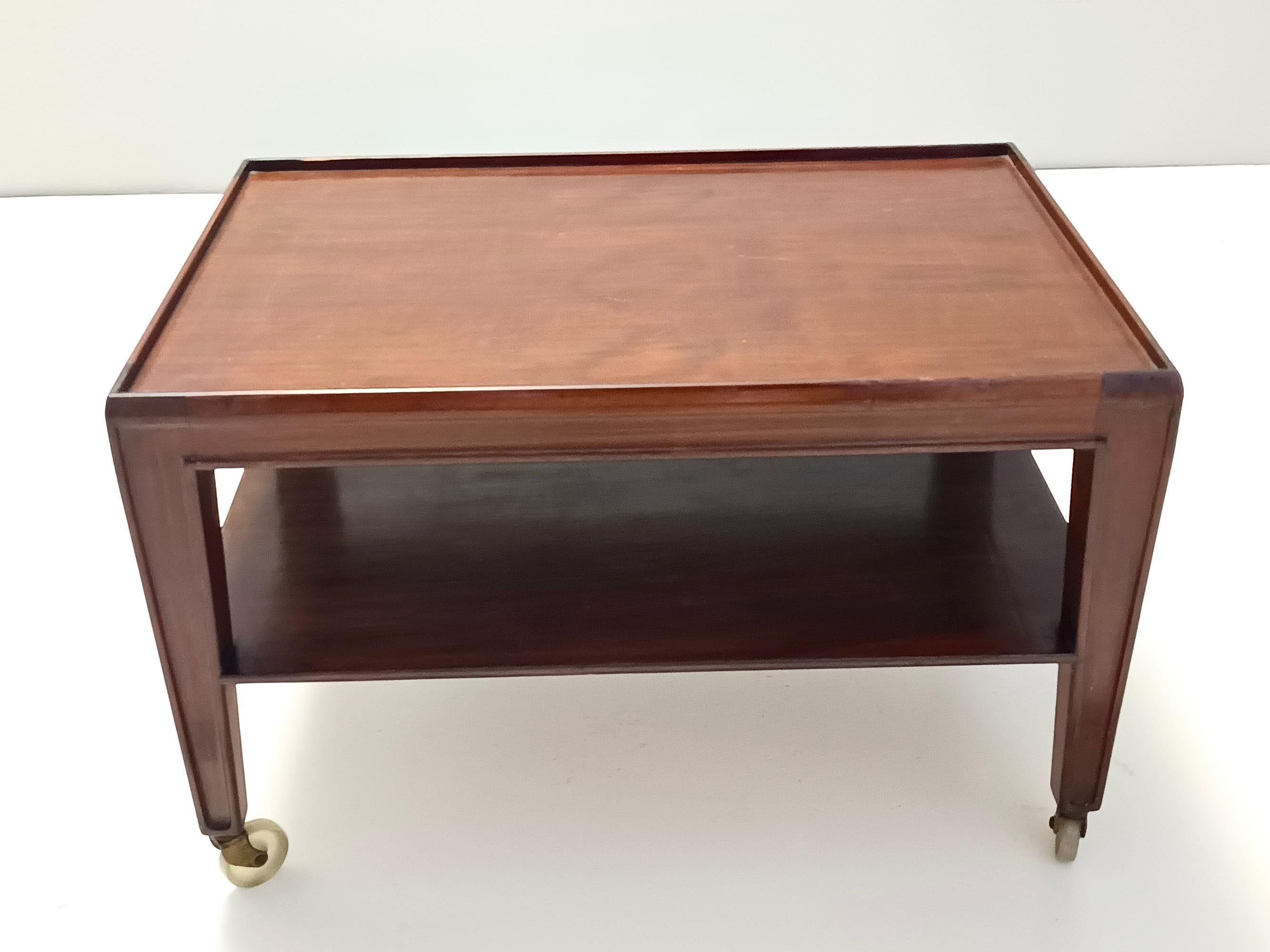 Eleganter rechteckiger Couchtisch aus Nussbaumholz von Paolo Buffa mit Rollen, Italien (Mitte des 20. Jahrhunderts)