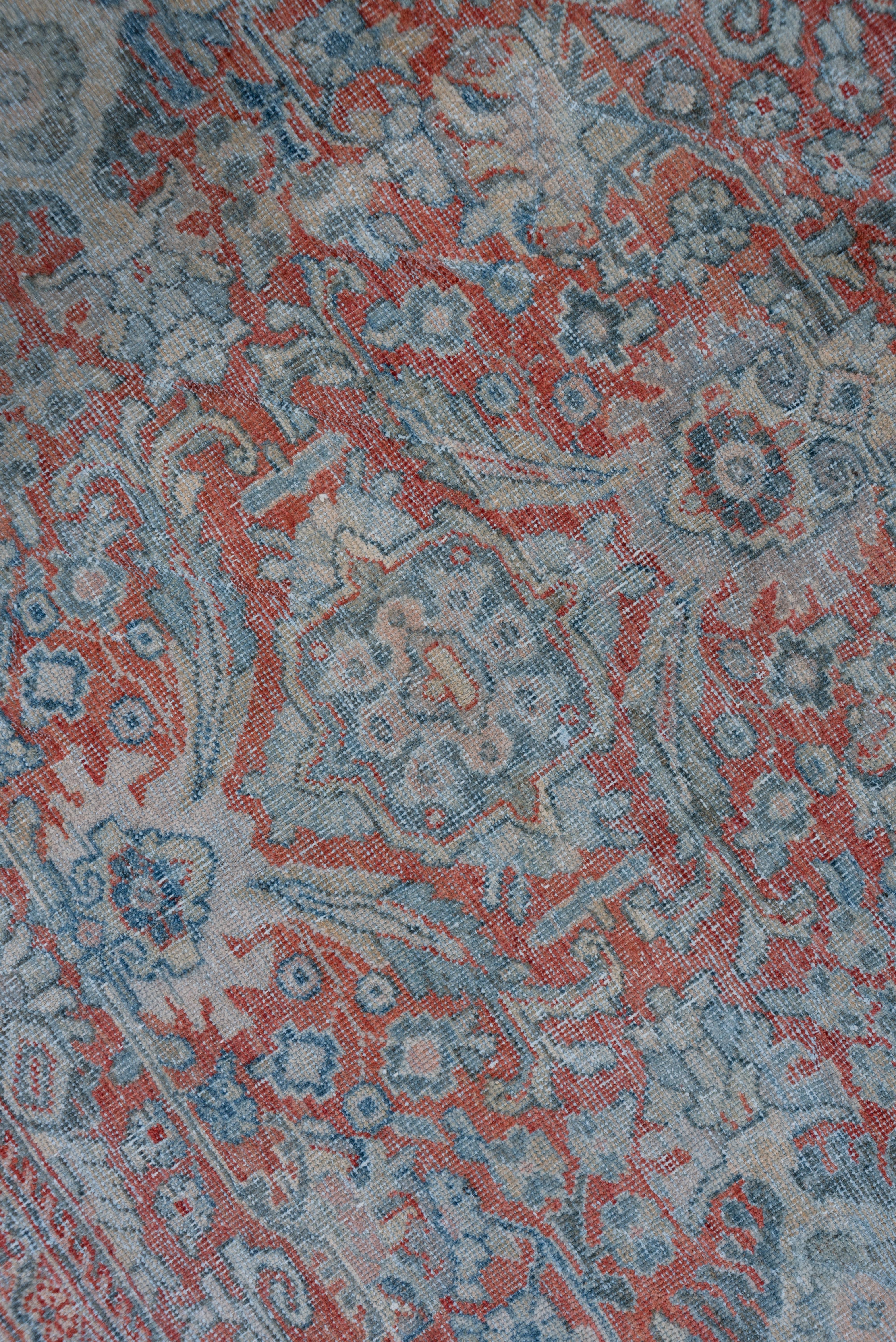Tribal Élégant tapis persan ancien Mahal rouge, légèrement vieilli en vente