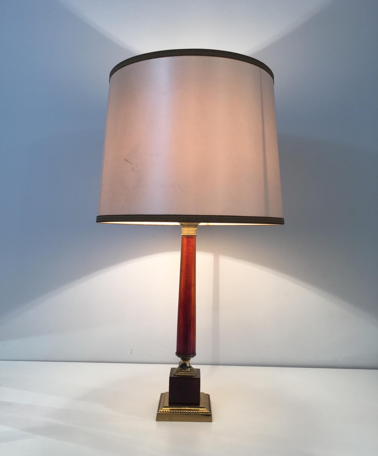Elegance lampe de table en celluloïd rouge et laiton, française, vers 1950 en vente 3