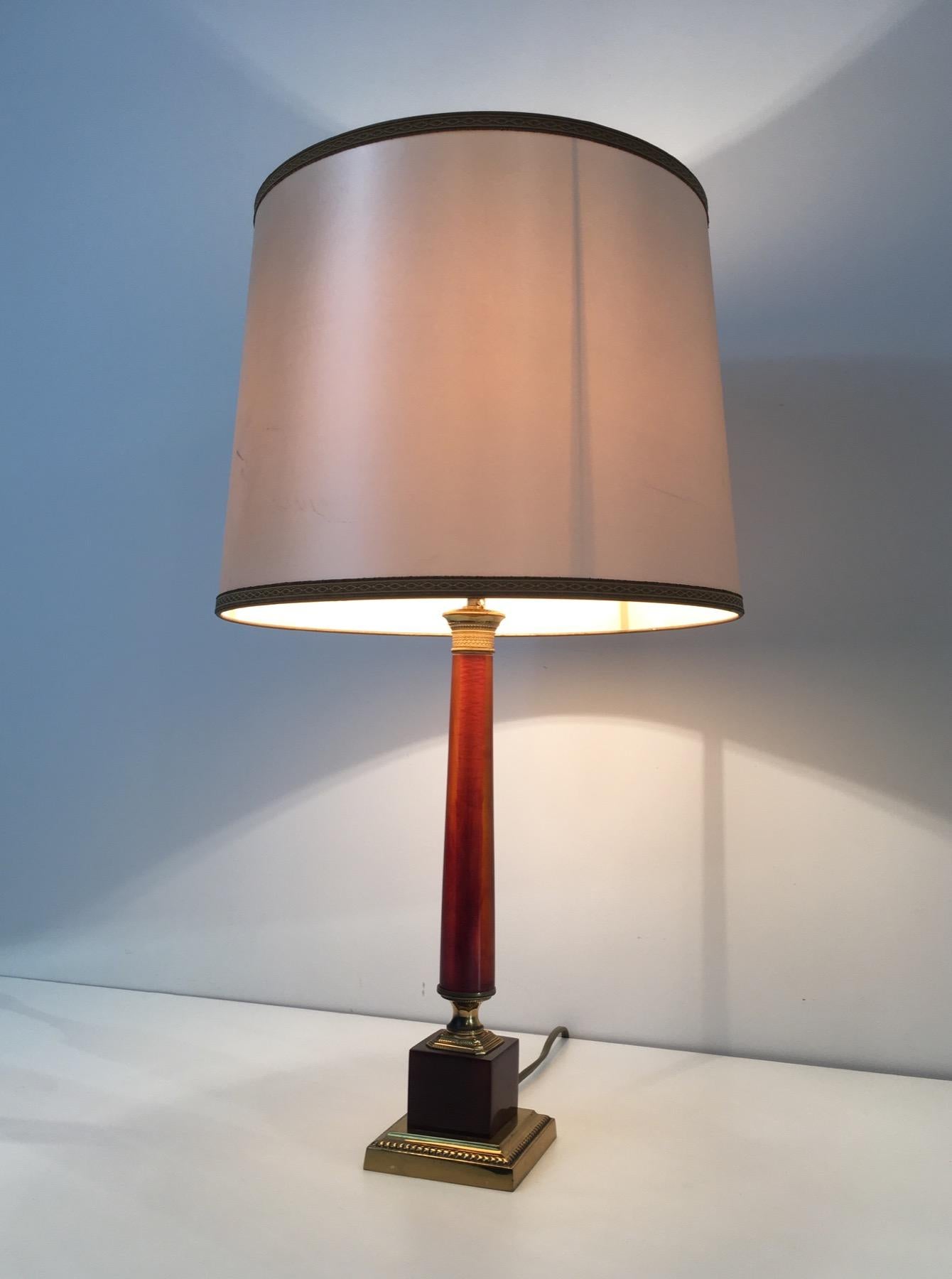 Elegance lampe de table en celluloïd rouge et laiton, française, vers 1950 en vente 4