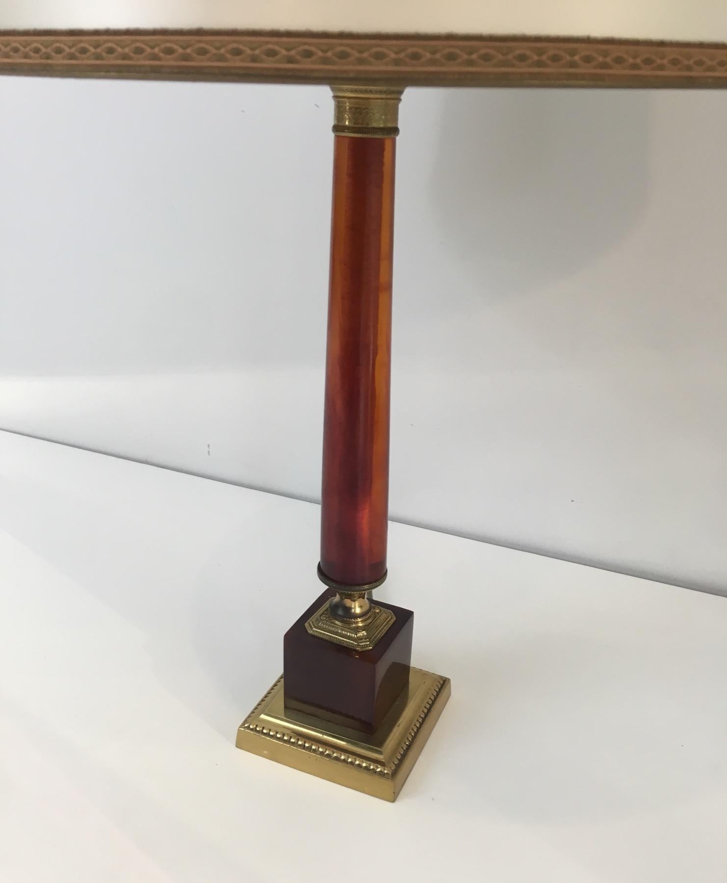 Elegant Red Celluloid and Brass Table Lamp, French, circa 1950 In Good Condition For Sale In Marcq-en-Barœul, Hauts-de-France