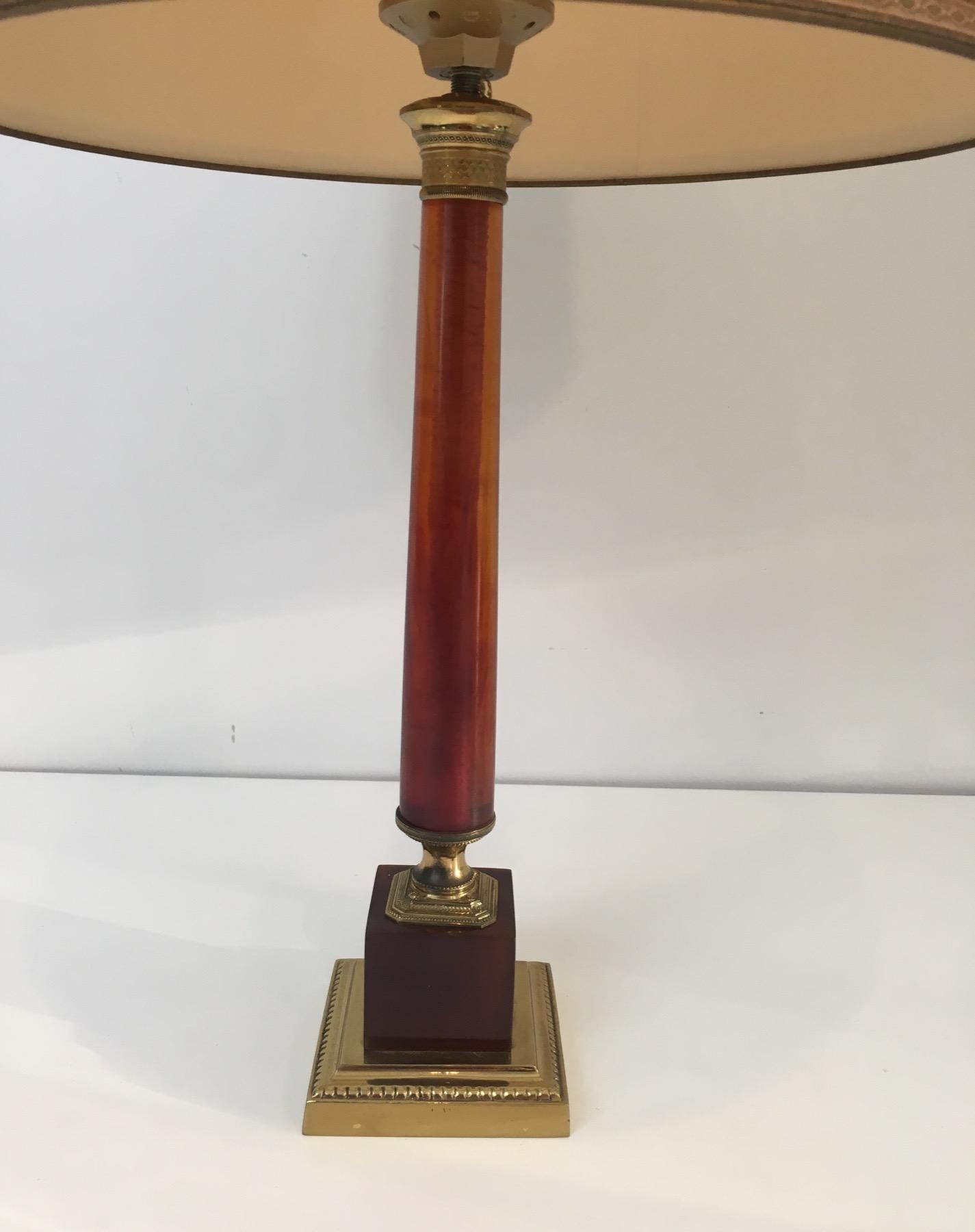 Mid-20th Century Elegant Red Celluloid and Brass Table Lamp, French, circa 1950 For Sale