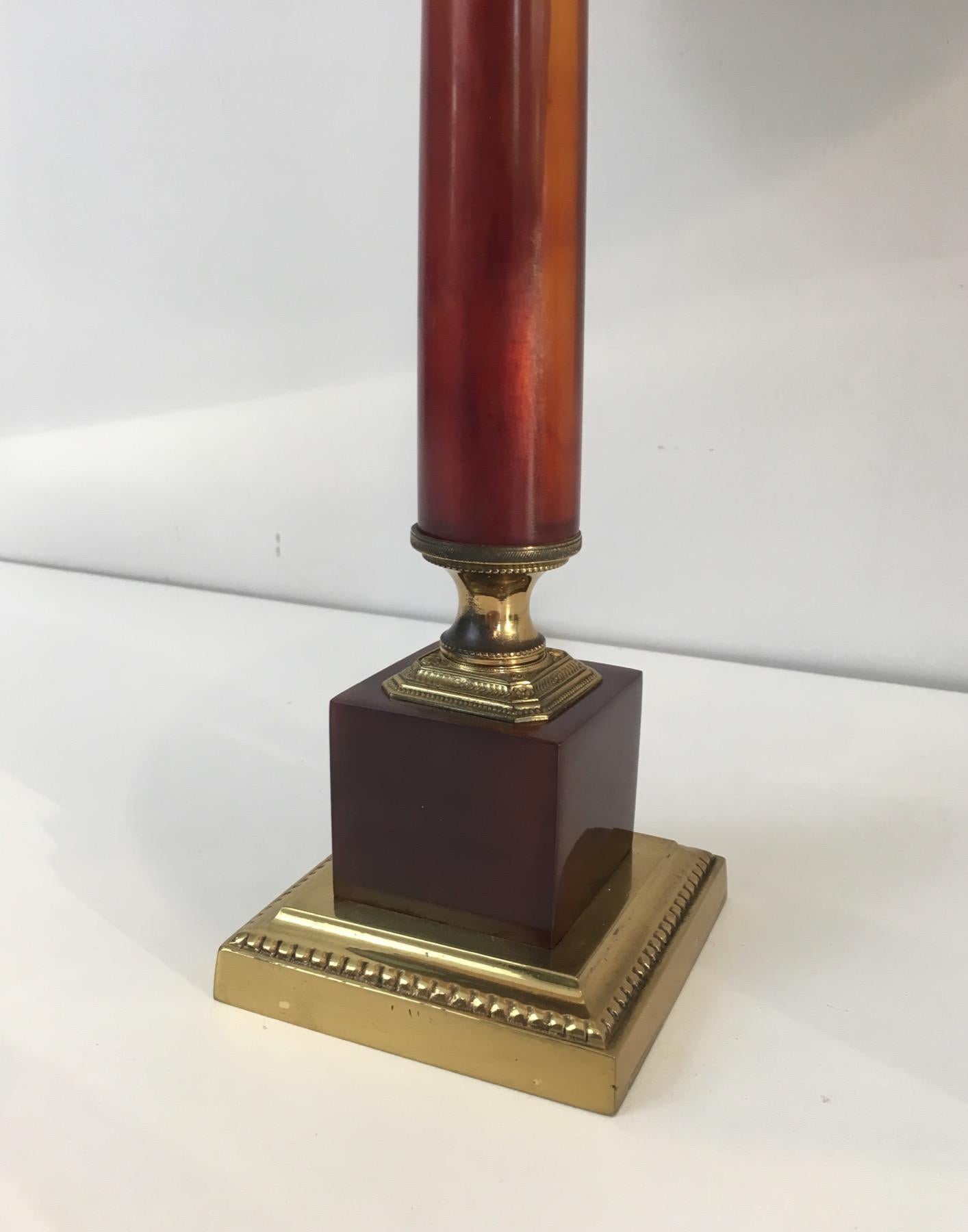 Laiton Elegance lampe de table en celluloïd rouge et laiton, française, vers 1950 en vente
