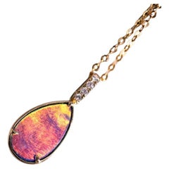 Eleganza: collana con ciondolo in oro giallo 18 carati con opale rosso doppio e diamante