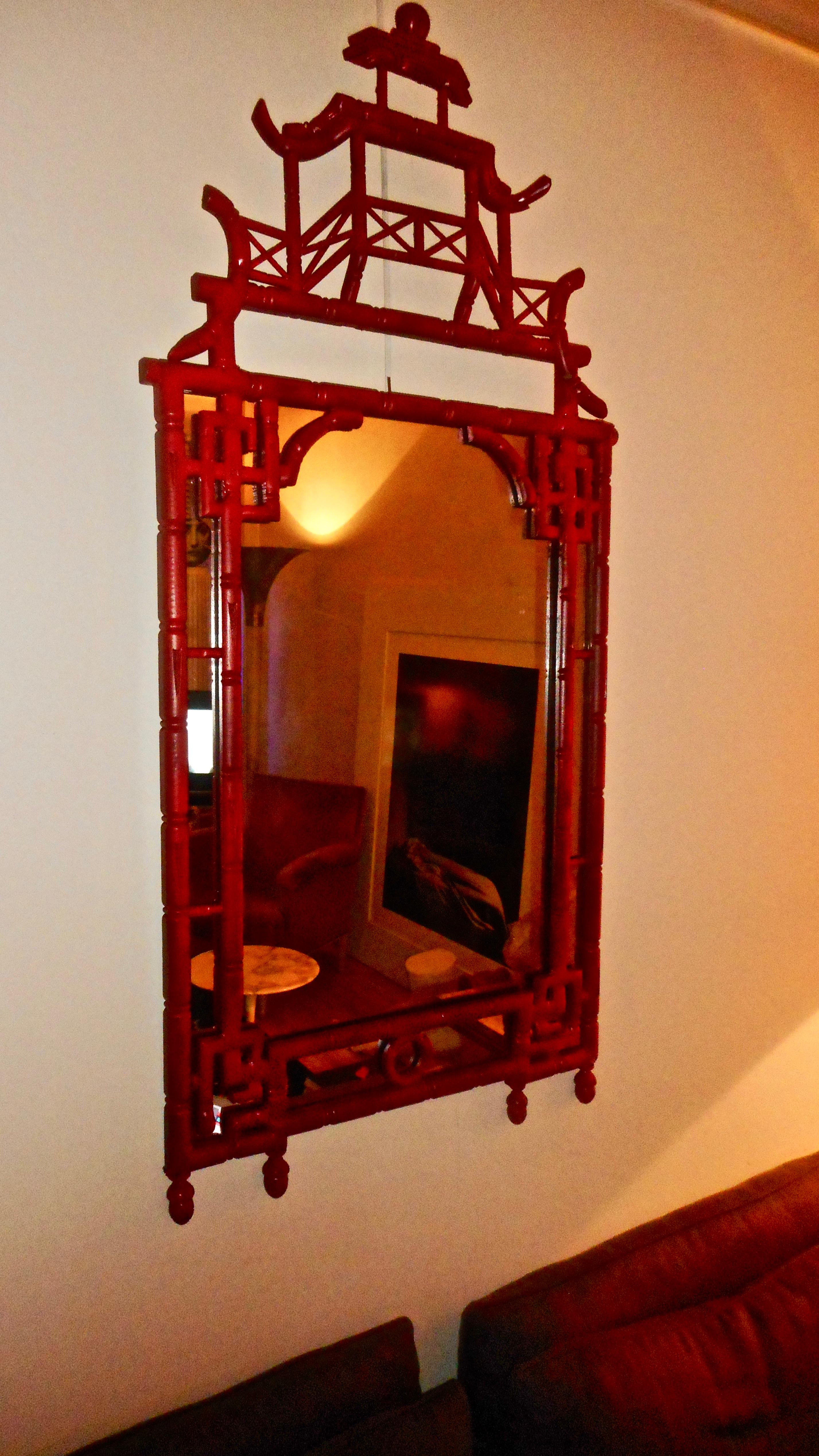 Elegant Red Lacquer Chinoiserie Mirror (Geschnitzt) im Angebot