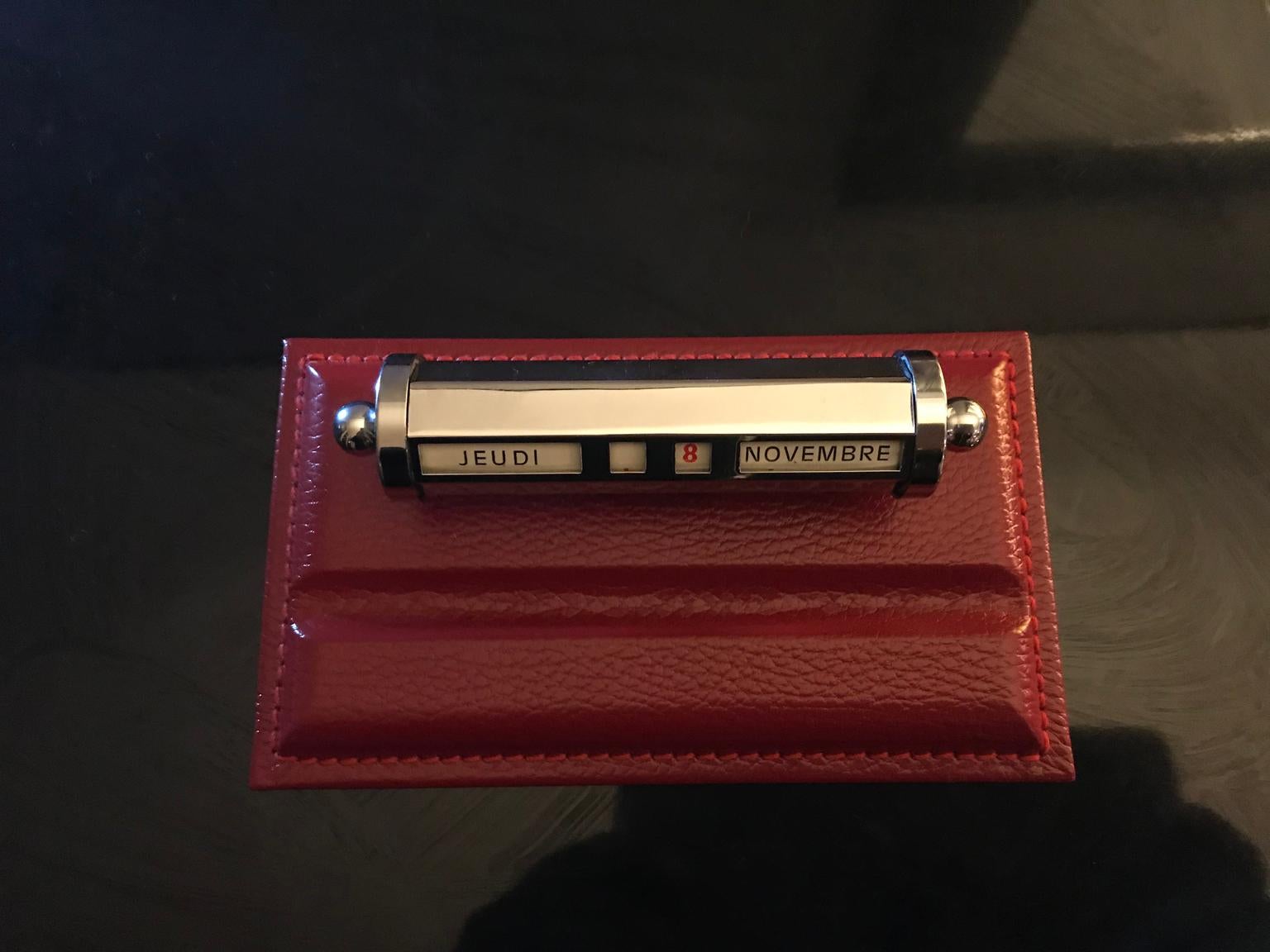Französisches modernes Schreibtischset aus Vollleder von Le Tanneur, zusammengestellt von:
Kalender L 18,5cm x L 11cm Tiefe 5cm 
Federmäppchen L 23cm x L 8cm Tiefe 2,5cm
Brieföffner mit Schere und Messer Etui L 24,5cm x L 6cm Tiefe
