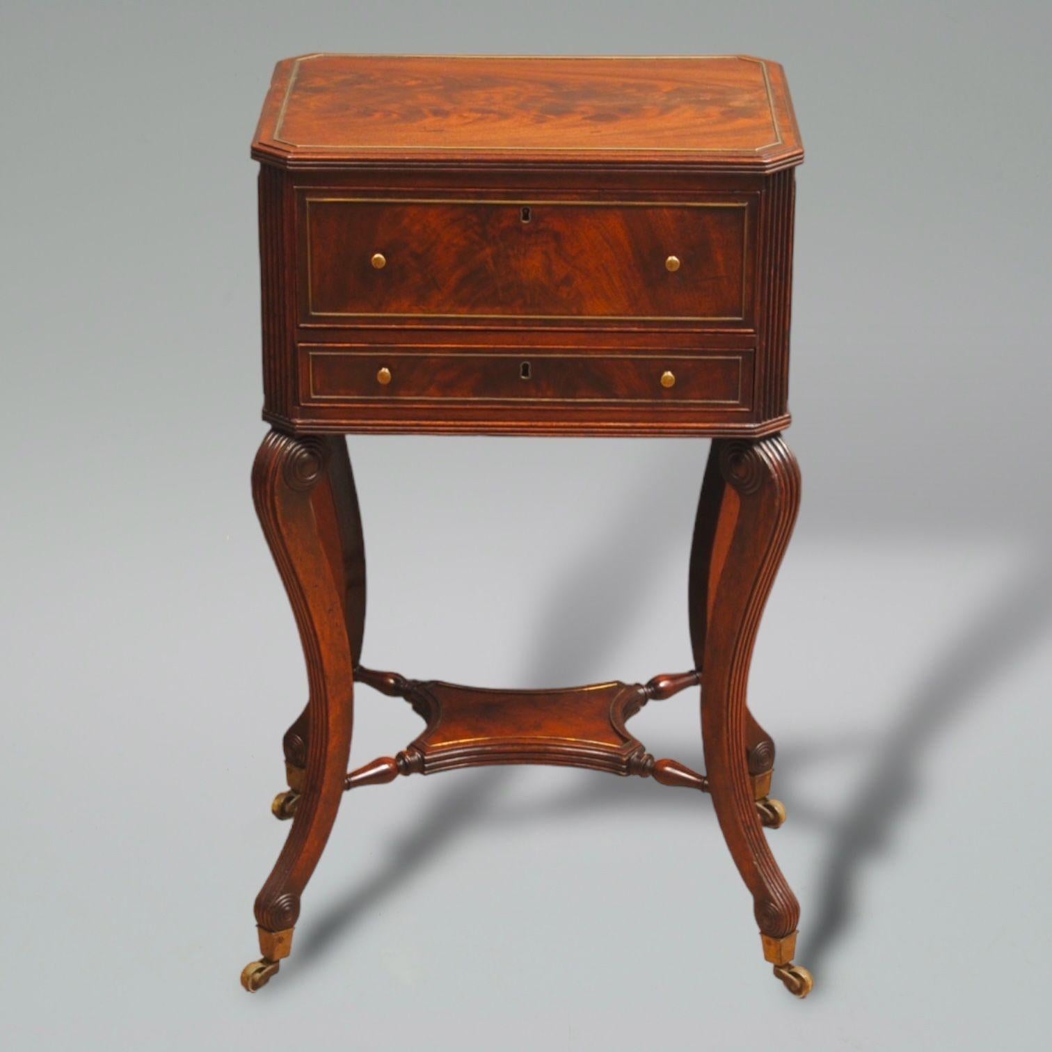 Table à deux tiroirs en acajou d'époque Régence, avec pieds cannelés et baguettes en laiton, roulettes d'origine et garnitures de tiroirs en bois de cèdre.
Belle couleur et patine.
