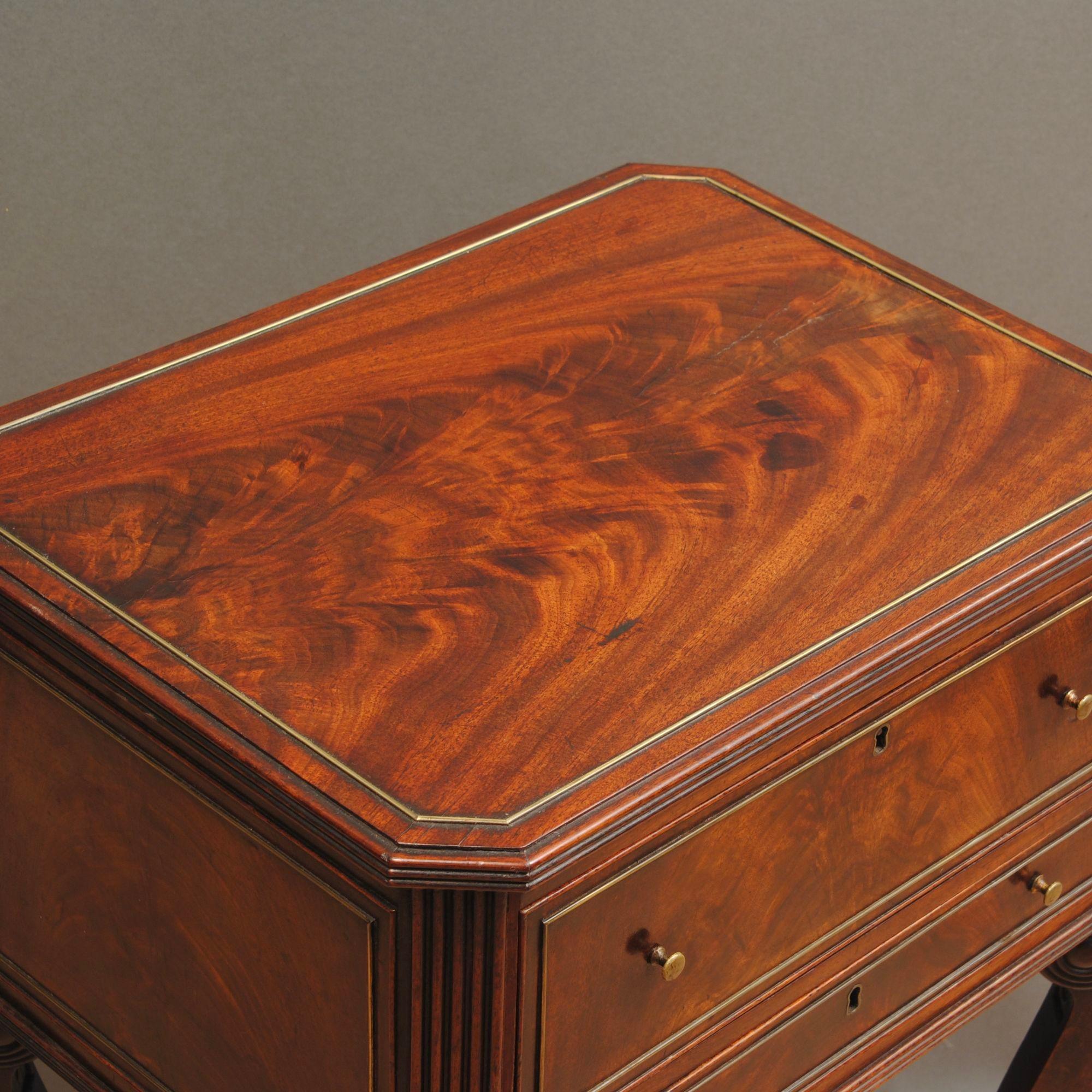 Anglais Elegance Regency Table d'appoint en acajou flammé montée sur laiton en vente