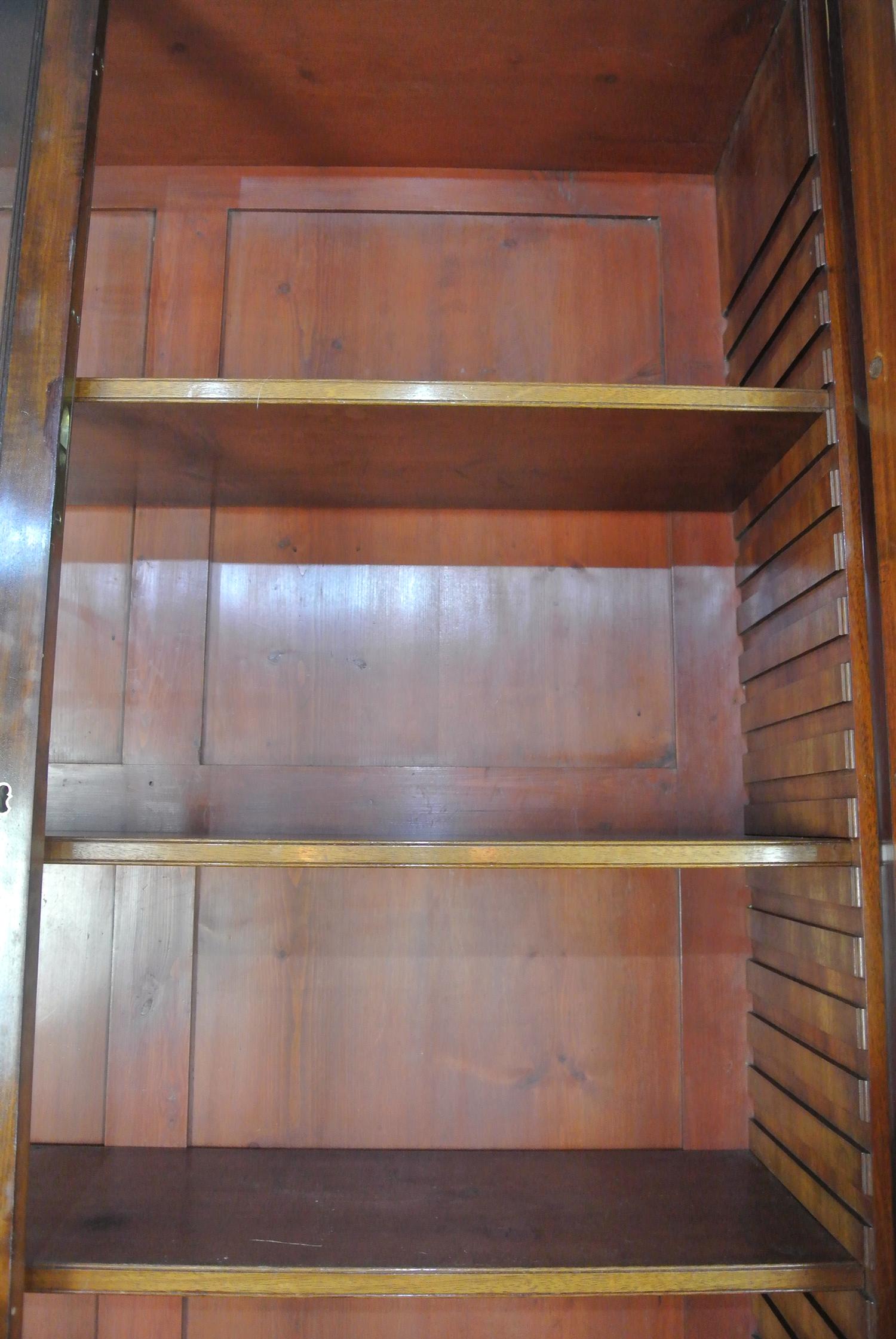 XIX secolo Elegante libreria secretaire Regency in mogano e legno di raso del 1820 ca. in vendita