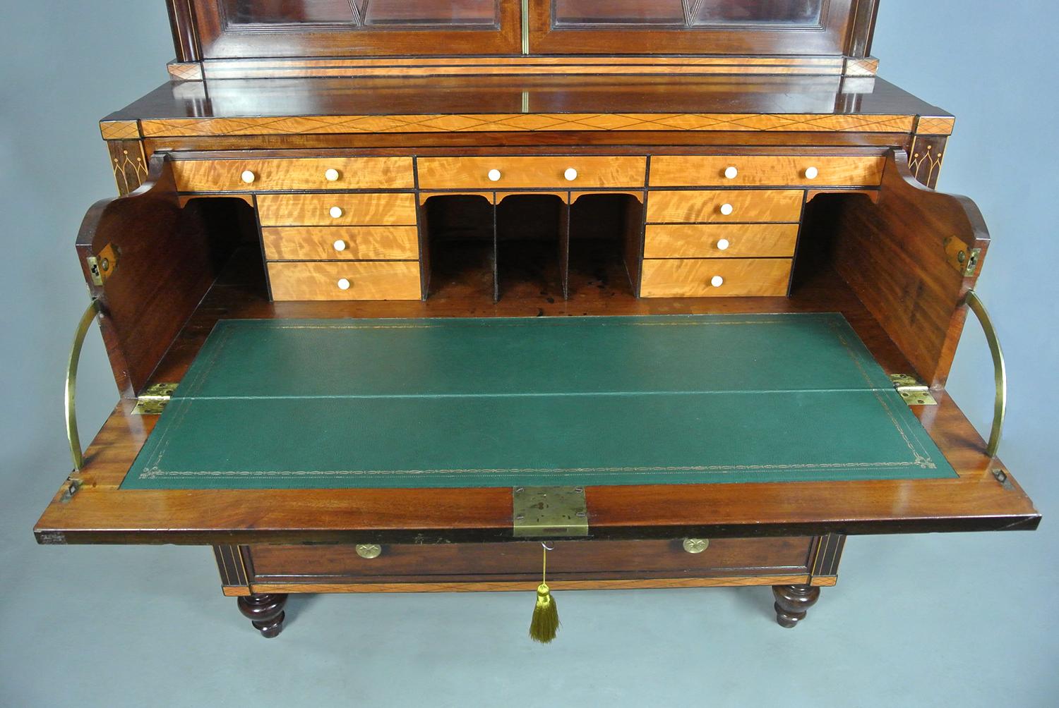 Mogano Elegante libreria secretaire Regency in mogano e legno di raso del 1820 ca. in vendita
