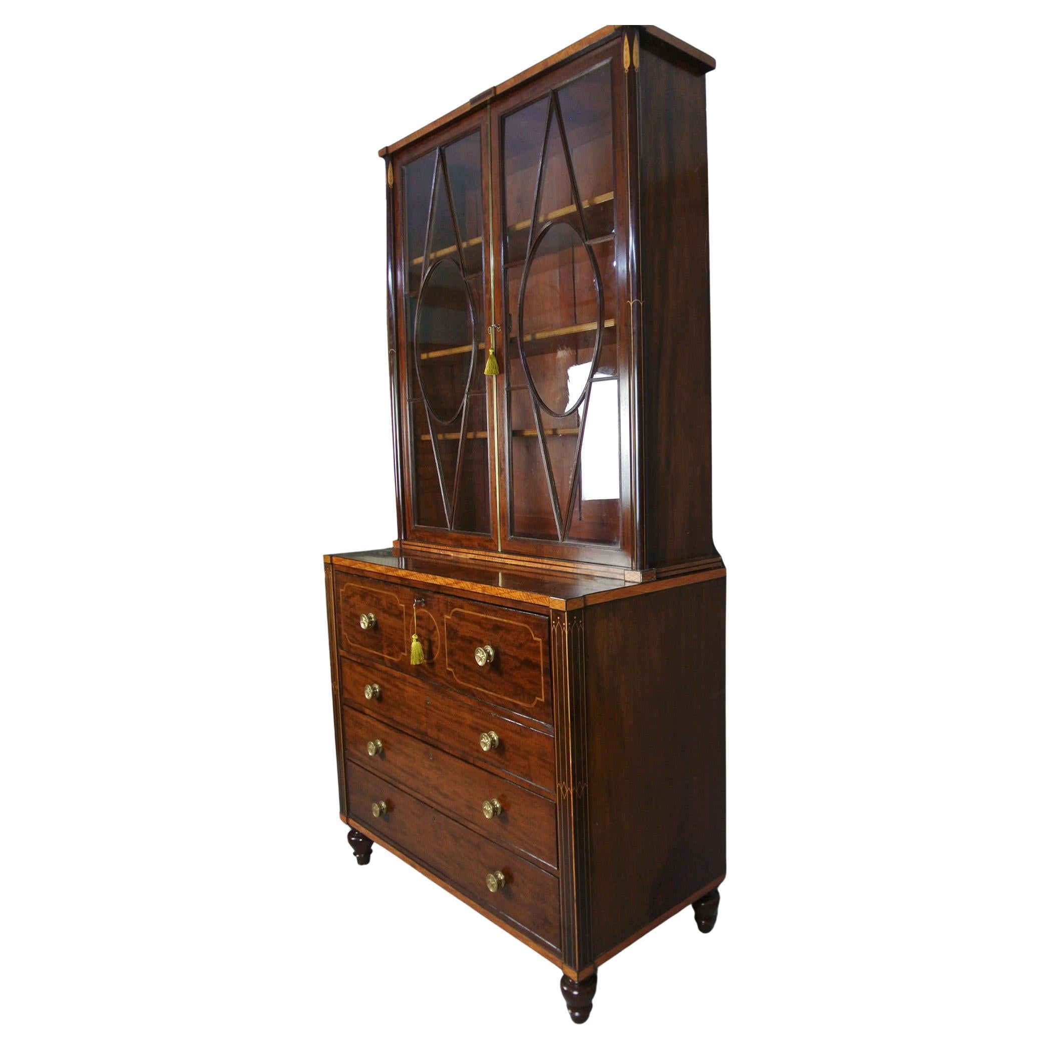 Elegante libreria secretaire Regency in mogano e legno di raso del 1820 ca.