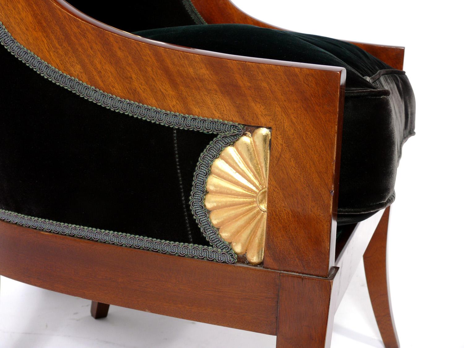 Élégante chaise longue de style Regency Revival en velours vert forêt, probablement américaine, vers les années 1980, peut-être beaucoup plus tôt. Cette chaise a été entièrement restaurée à un moment donné, refinie et retapissée dans un velours vert