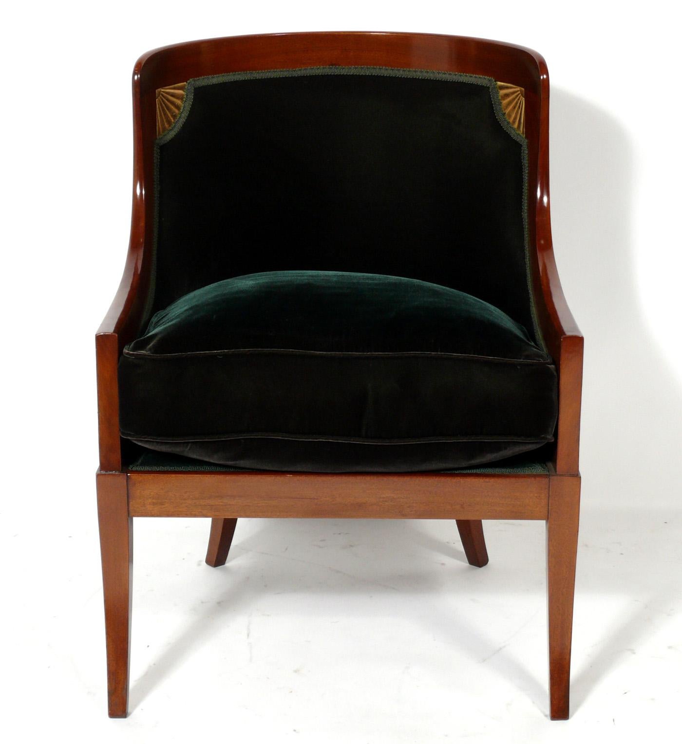 Eleganter eleganter Regency-Revival-Stuhl aus waldgrünem Samt (amerikanisch) im Angebot